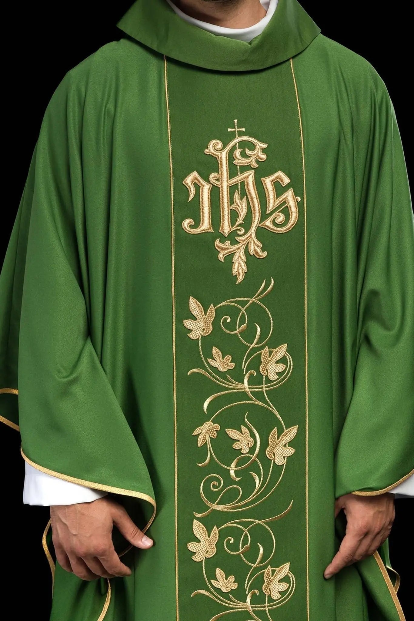 Zielony ornat liturgiczny z bogato zdobionym pasem z motywem kwiatowym i IHS