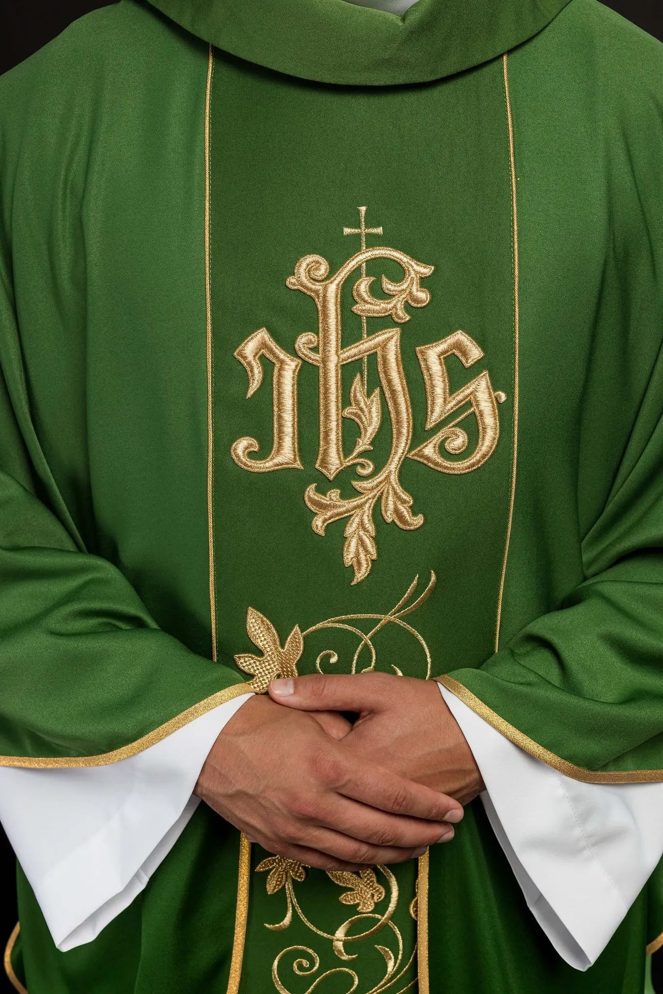 Zielony ornat liturgiczny z bogato zdobionym pasem z motywem kwiatowym i IHS