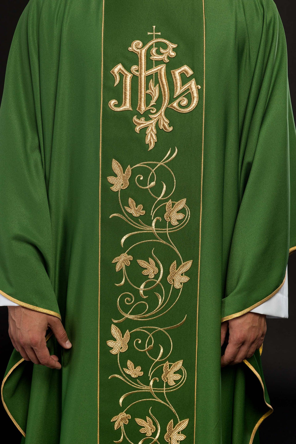 Zielony ornat liturgiczny z bogato zdobionym pasem motywem florystycznym i IHS - ORNATY.PL