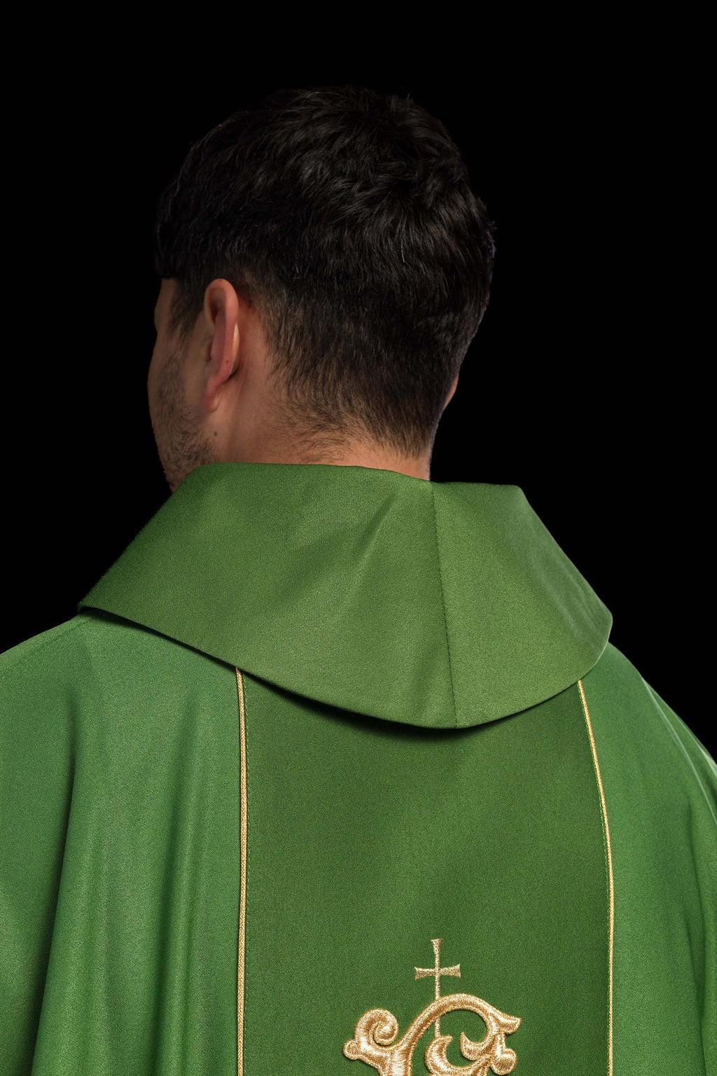 Zielony ornat liturgiczny z bogato zdobionym pasem motywem florystycznym i IHS - ORNATY.PL