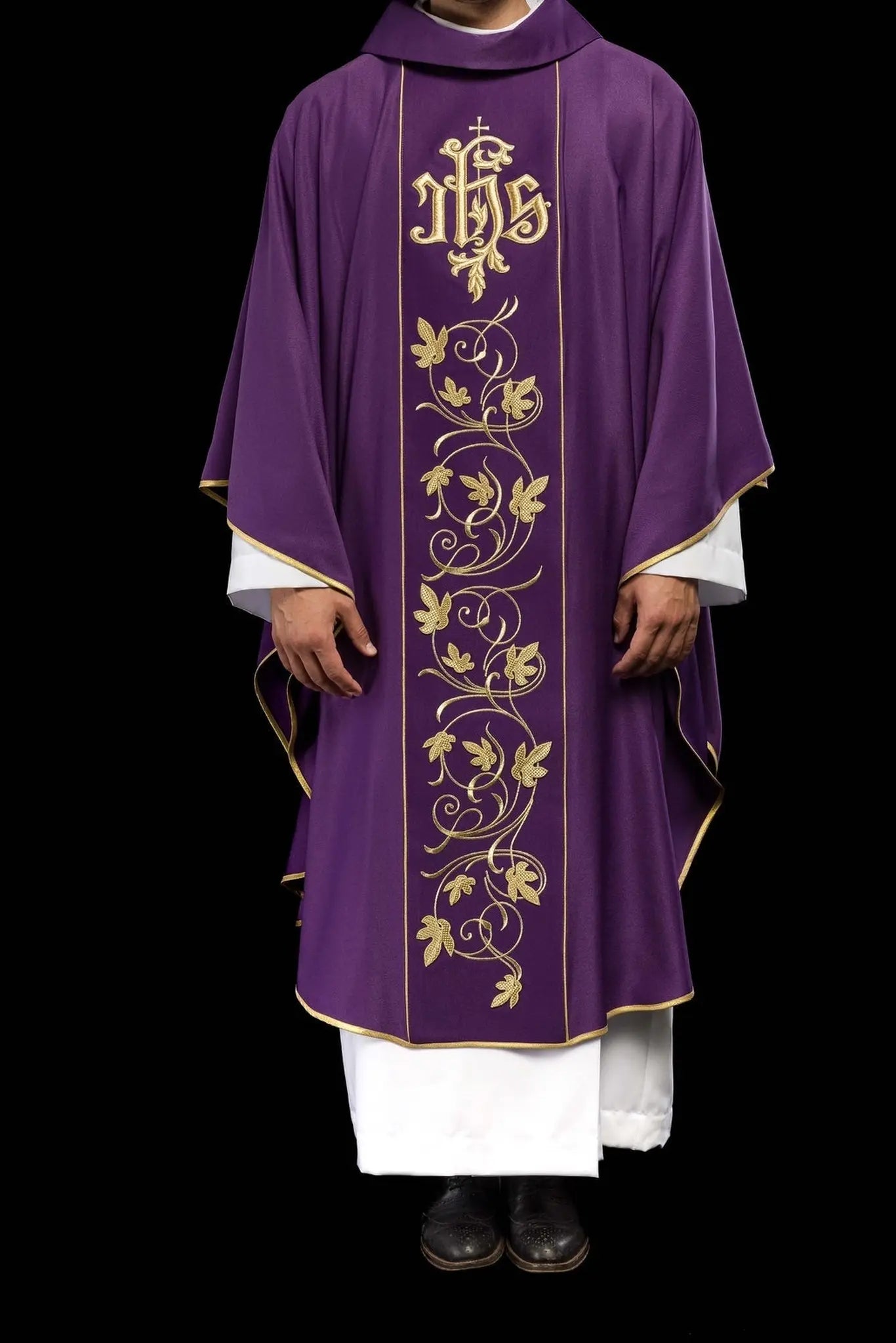 Ornat liturgiczny fioletowy z bogato zdobionym pasem z motywem kwiatowym i IHS