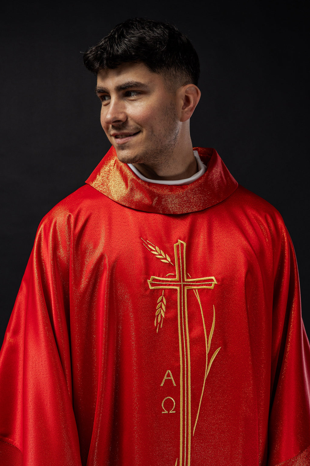 Ornat z motywem krzyża i uszu w kolorze czerwonym