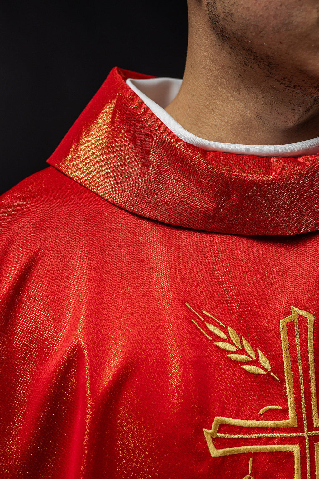 Ornat z motywem krzyża i uszu w kolorze czerwonym