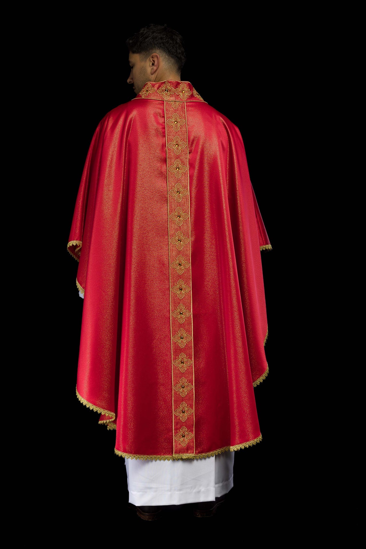 Ornat w kolorze czerwonym z haftowanym pasem i kołnierzem ozdobiony kamieniami - ORNATY.PL