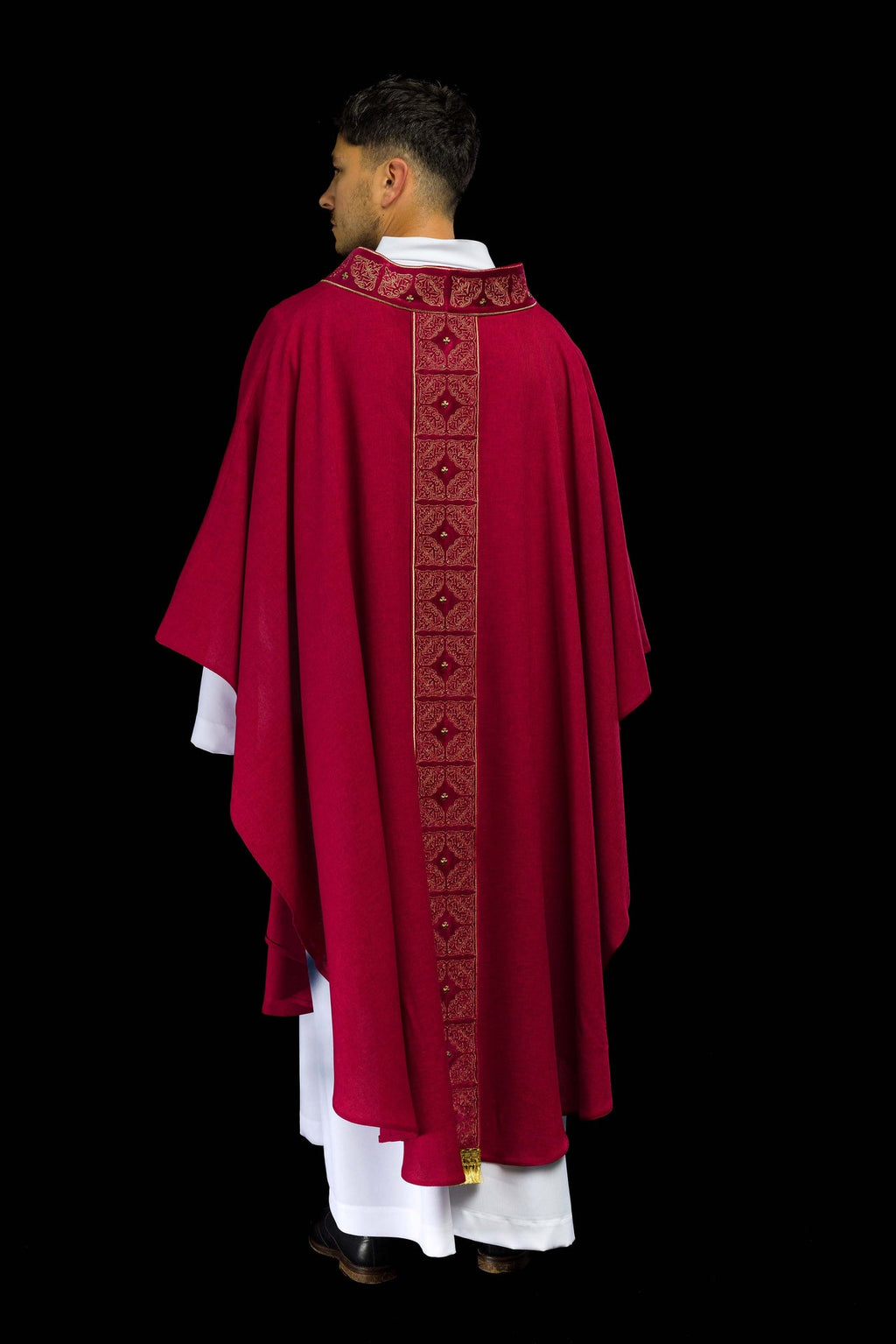 Ornat z bogato haftowanym pasem i kołnierzem w kolorze czerwonym - ORNATY.PL