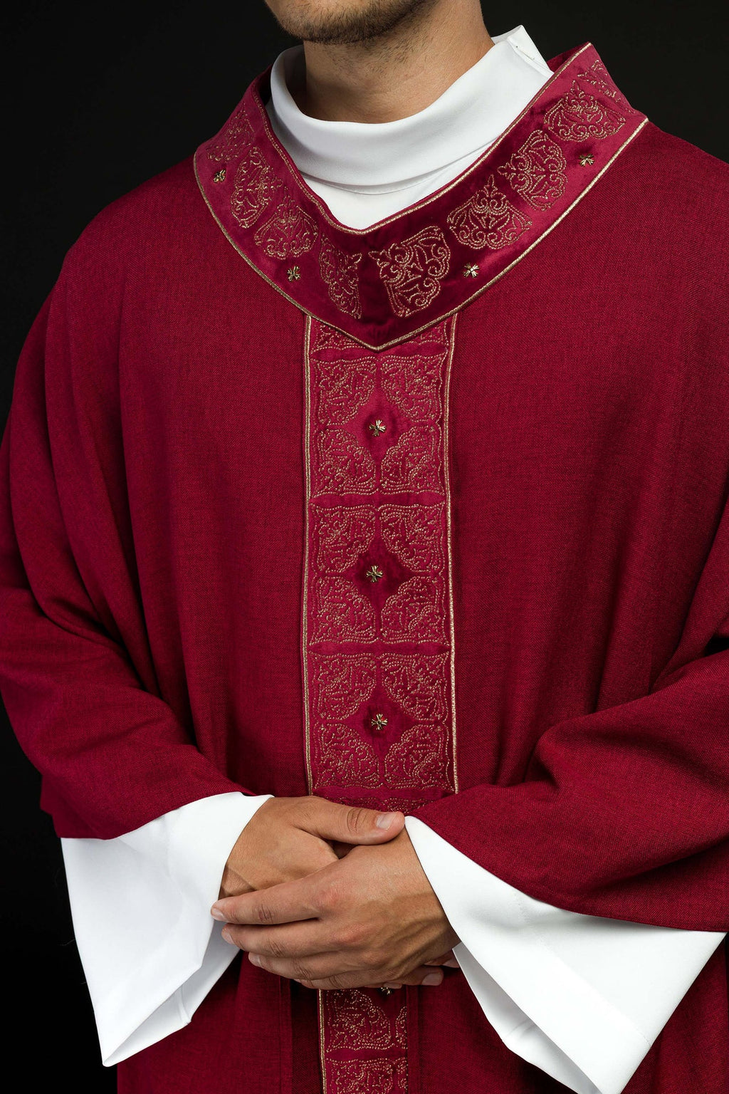 Ornat z bogato haftowanym pasem i kołnierzem w kolorze czerwonym - ORNATY.PL