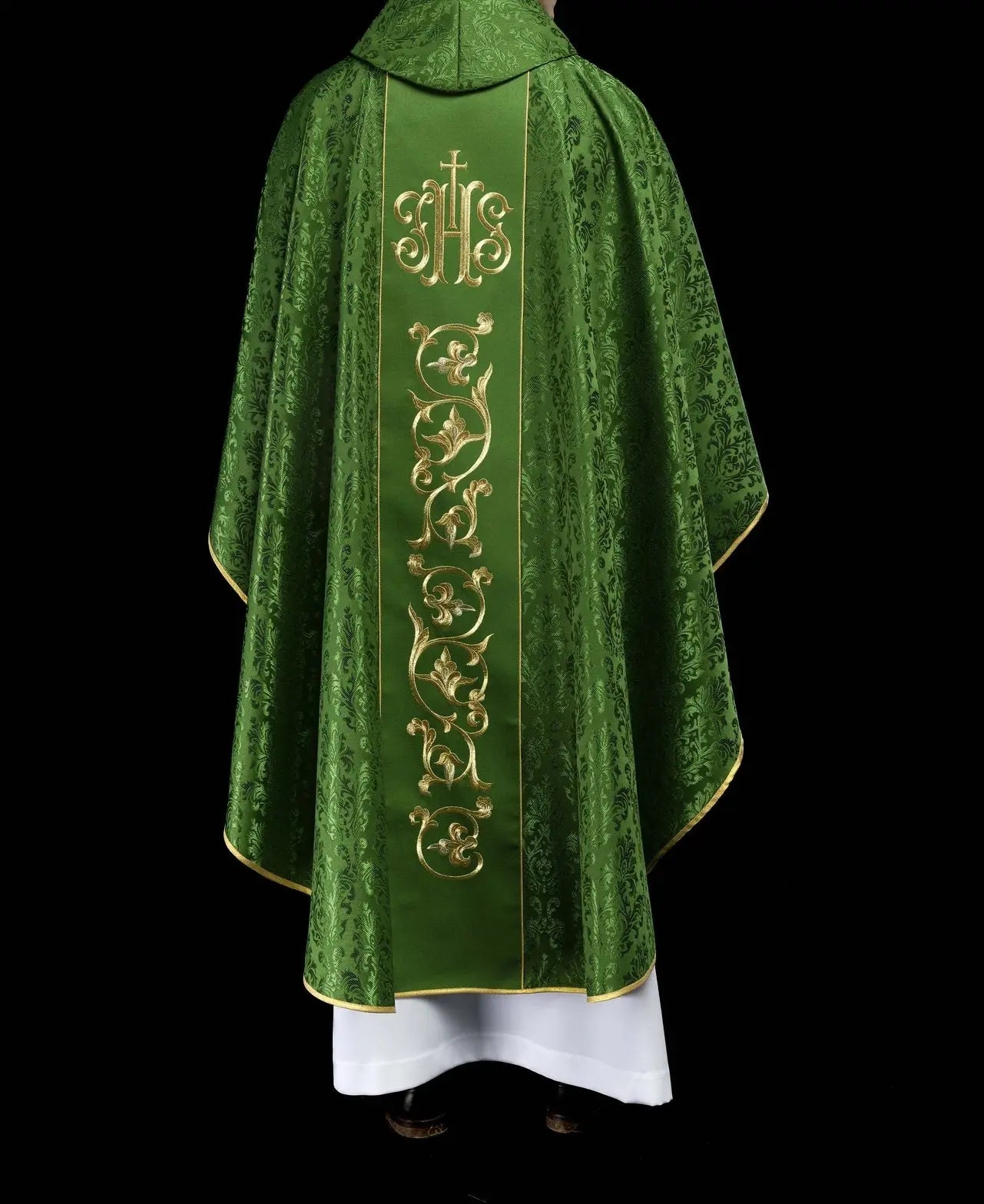 Zielony ornat liturgiczny z bogato zdobionym pasem IHS
