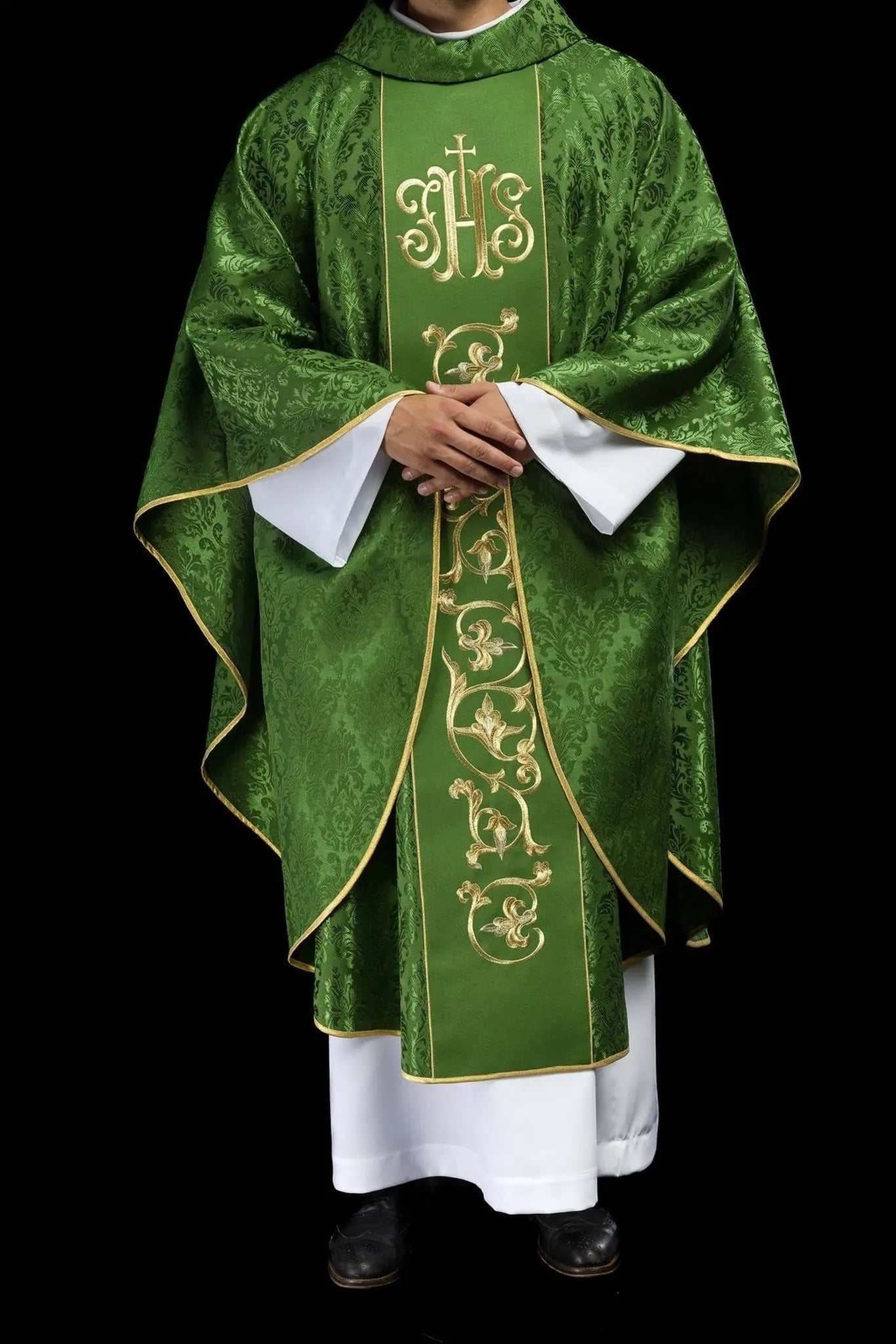 Zielony ornat liturgiczny z bogato zdobionym pasem IHS
