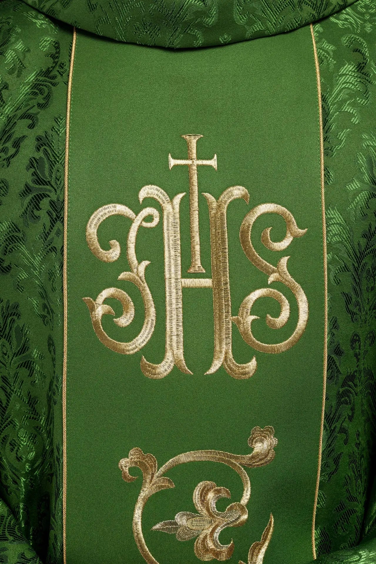 Zielony ornat liturgiczny z bogato zdobionym pasem IHS