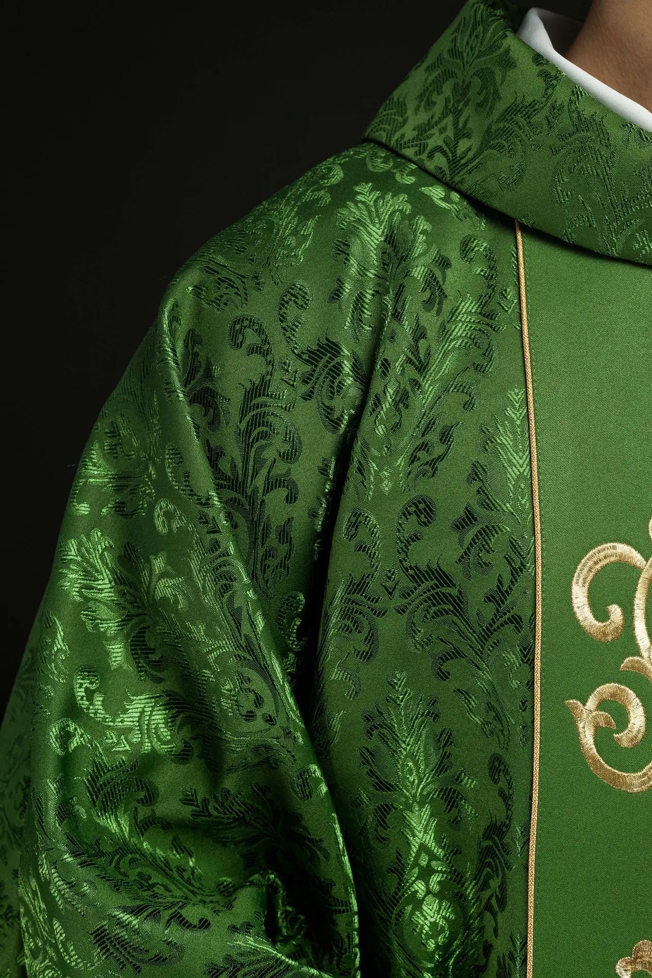 Zielony ornat liturgiczny z bogato zdobionym pasem IHS