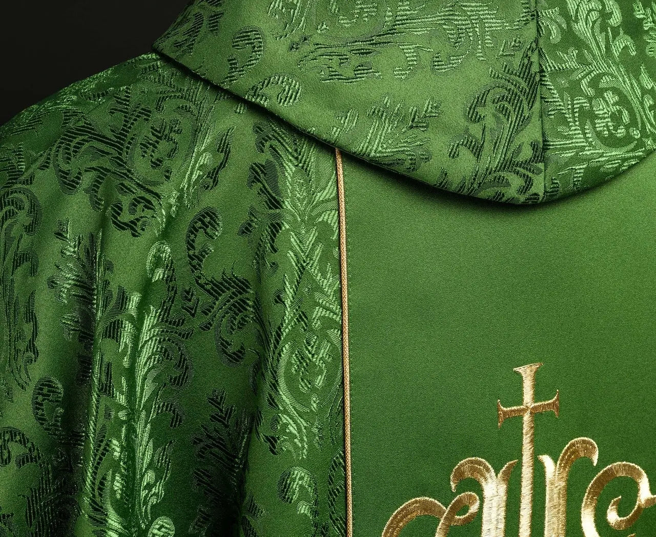 Zielony ornat liturgiczny z bogato zdobionym pasem IHS