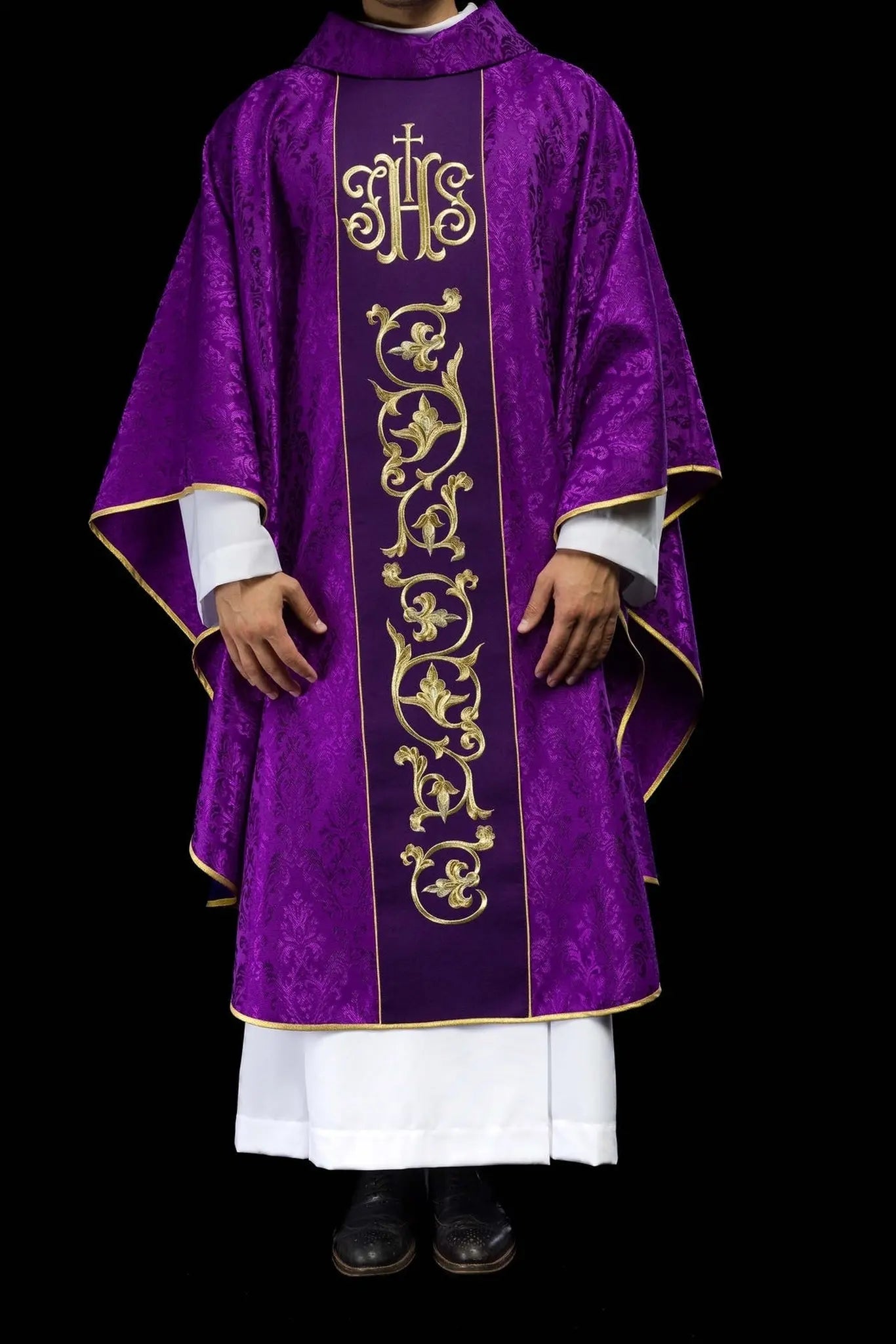 Ornat liturgiczny fioletowy z bogato zdobionym pasem IHS