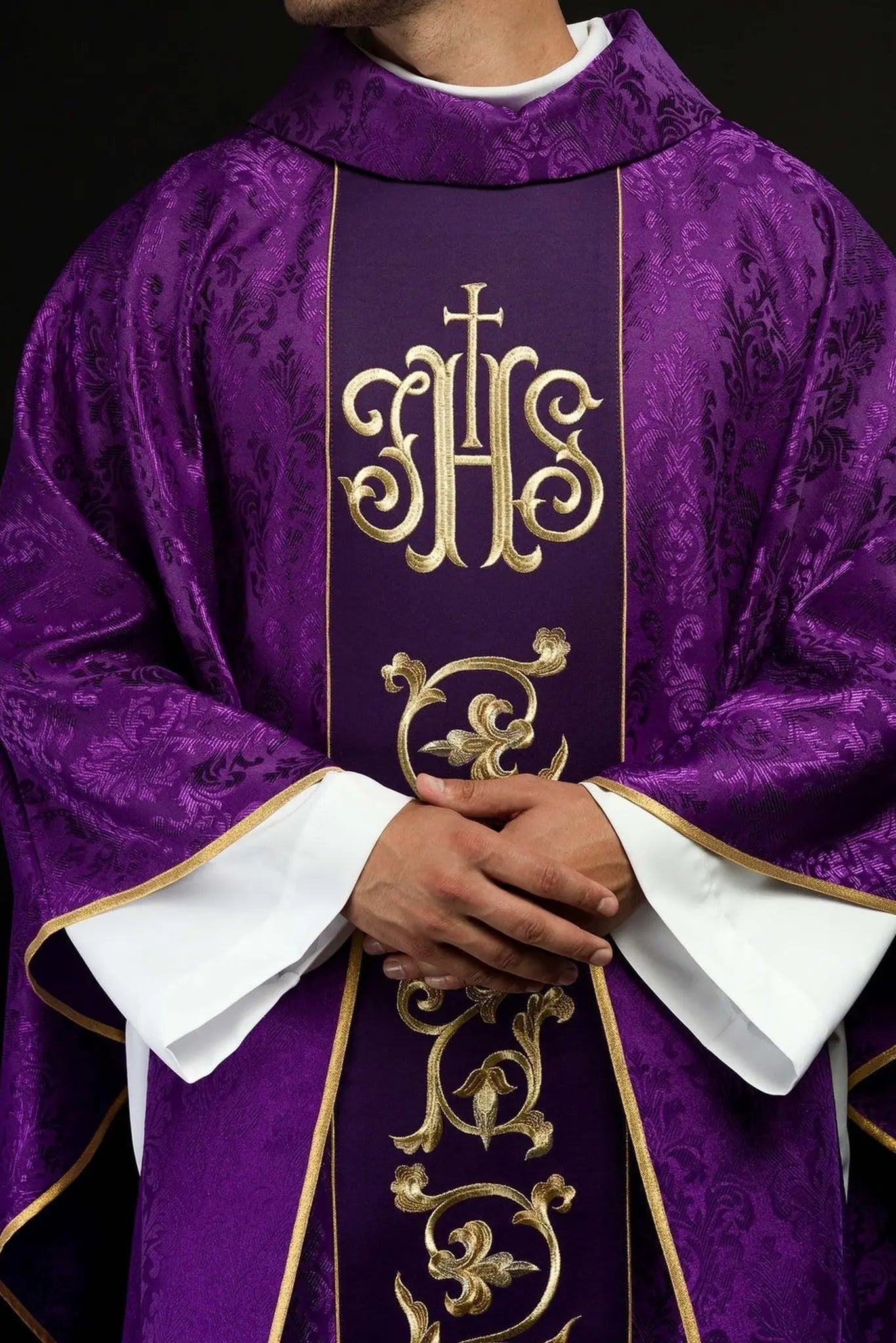 Ornat liturgiczny fioletowy z bogato zdobionym pasem IHS