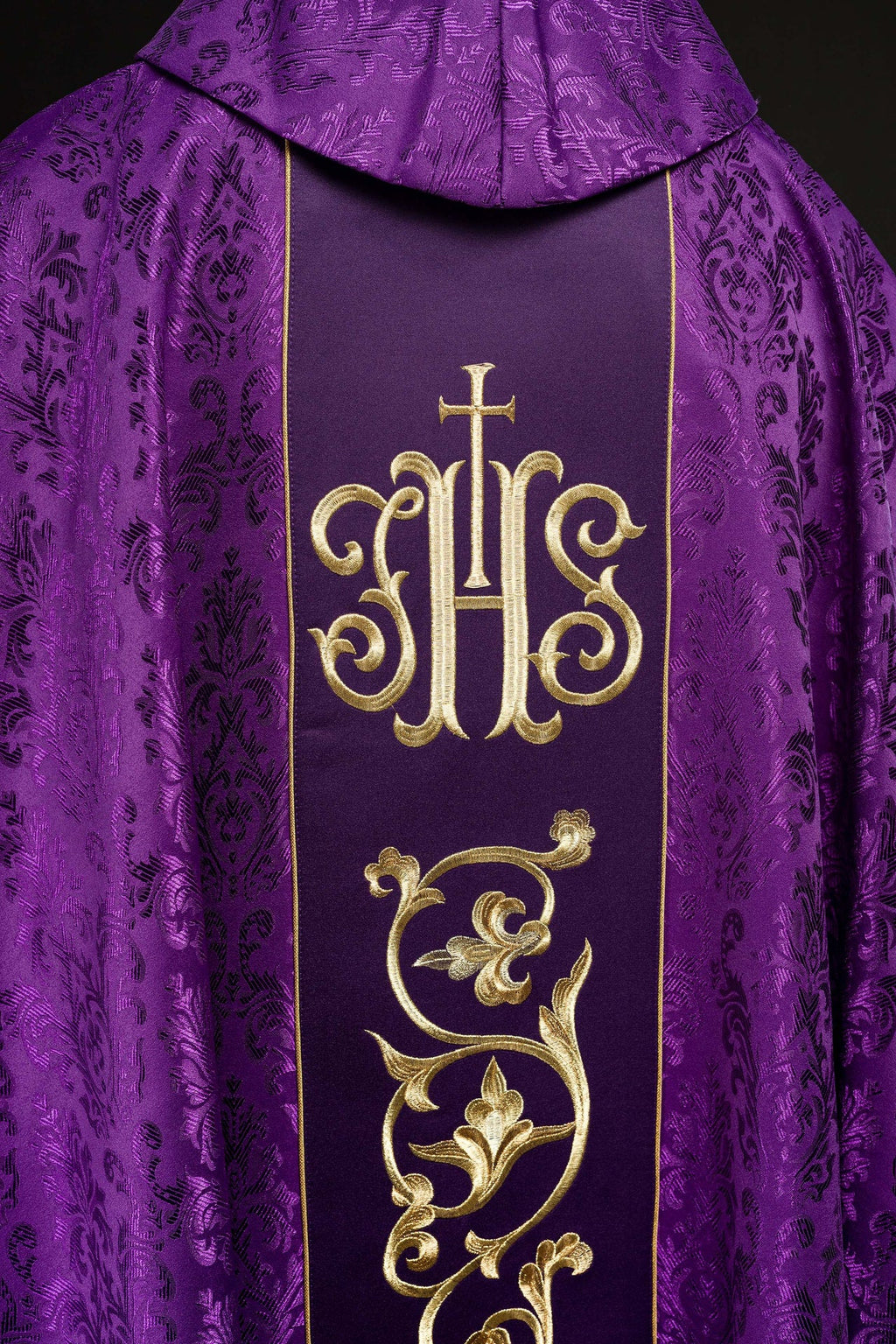 Fioletowy Ornat liturgiczny z bogato zdobionym pasem IHS - ORNATY.PL