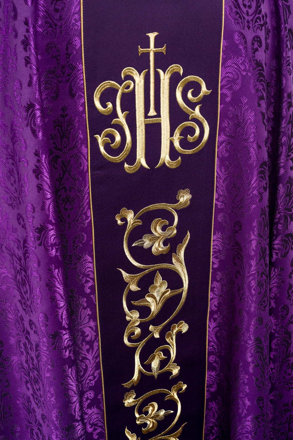 Fioletowy Ornat liturgiczny z bogato zdobionym pasem IHS - ORNATY.PL