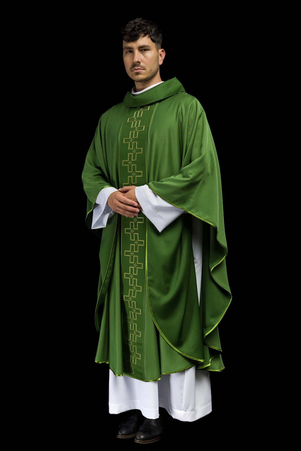 Ornat z bogato haftowanym pasem w haft krzyży w kolorze zielonym - ORNATY.PL