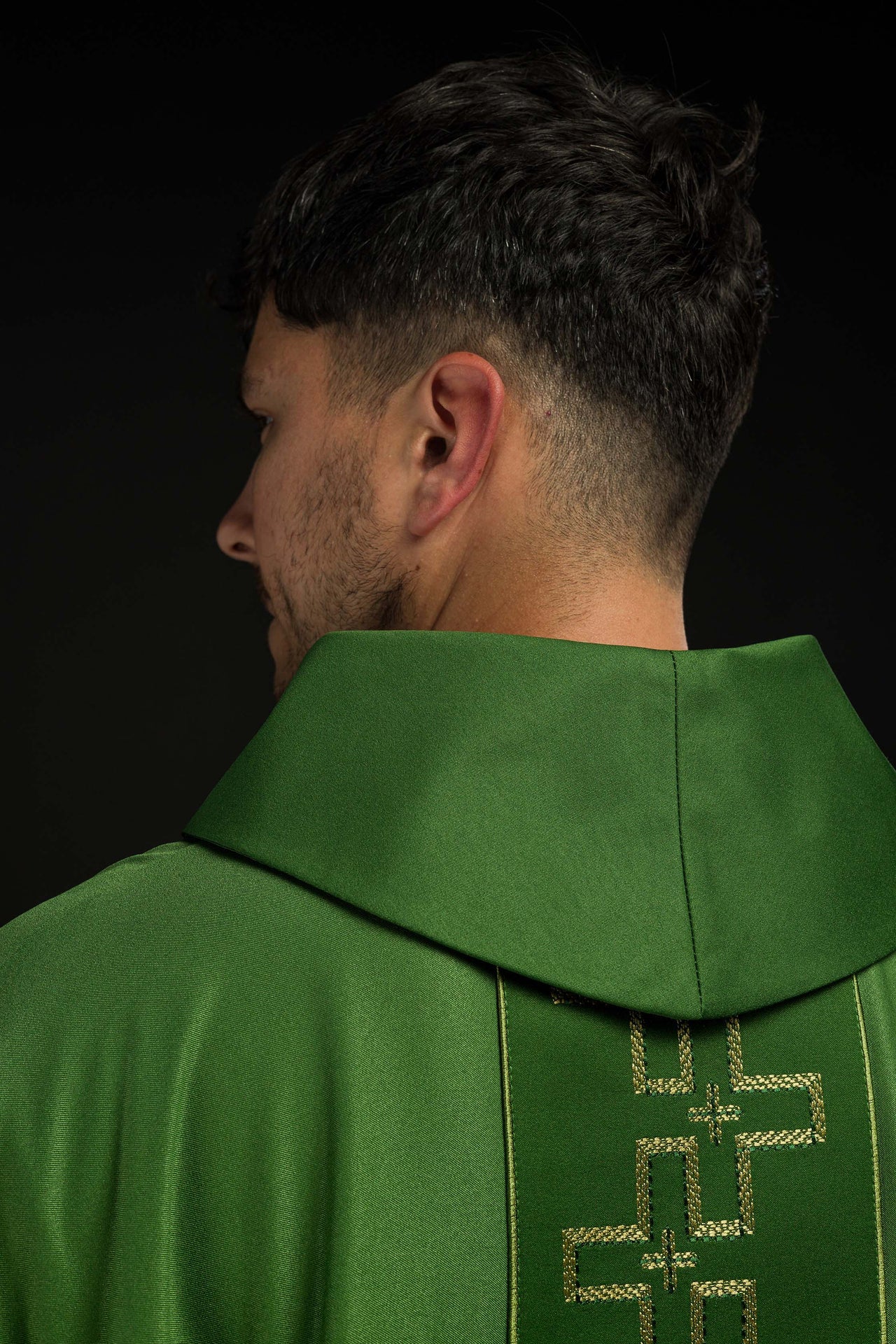 Ornat z bogato haftowanym pasem w haft krzyży w kolorze zielonym - ORNATY.PL