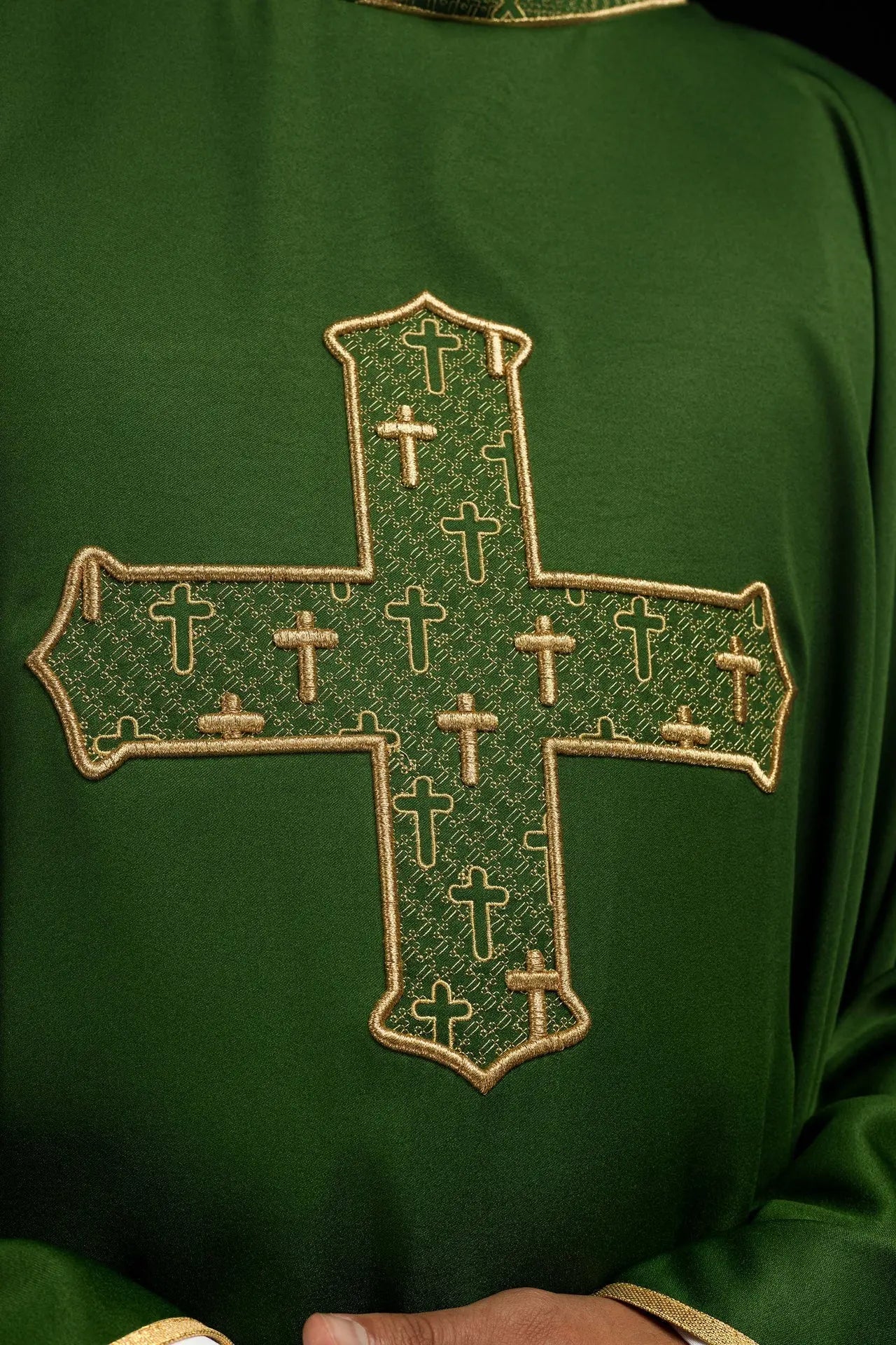 Ornat z bogato haftowanym krzyżem i kołnierzykiem w kolorze zielonym