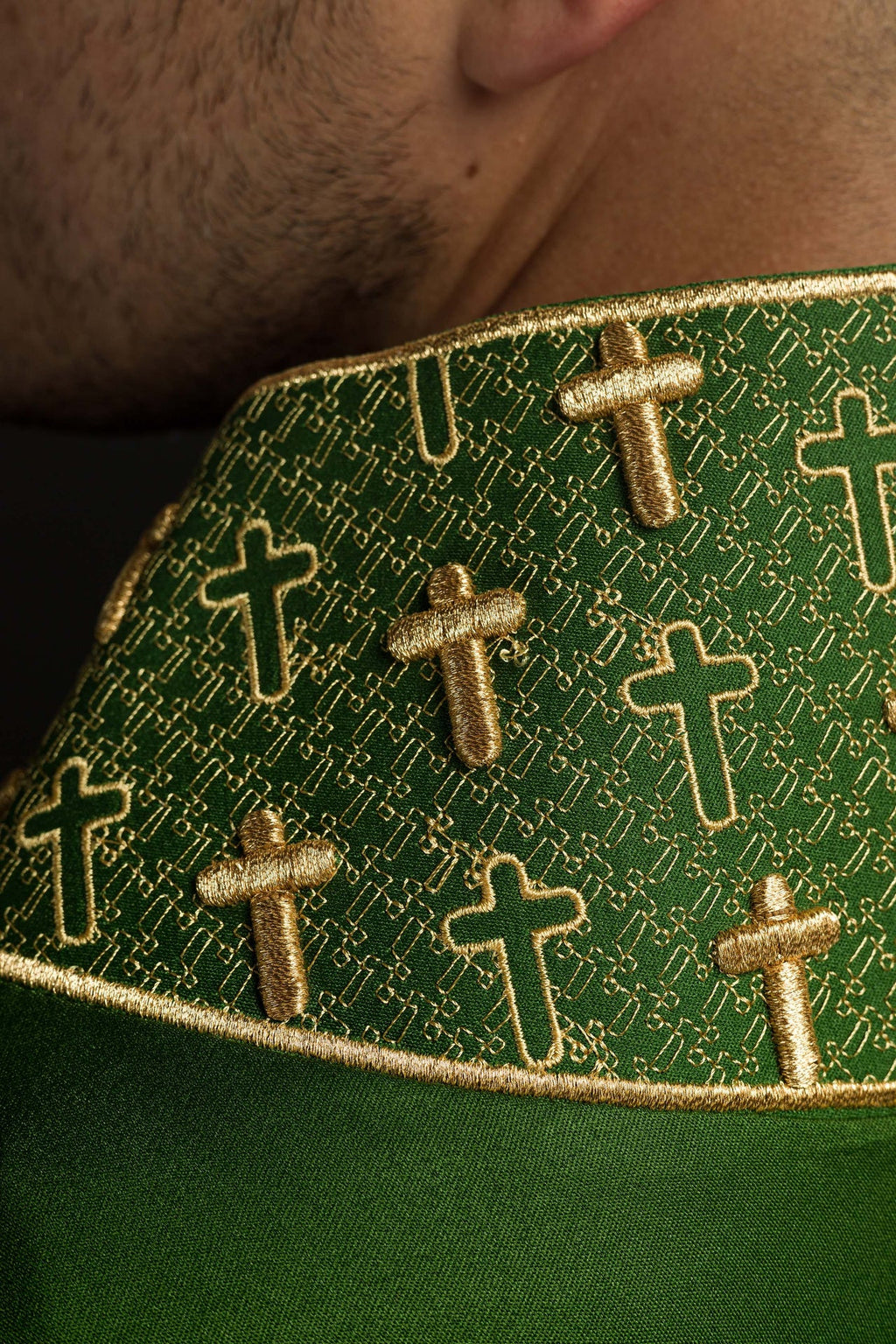 Ornat z bogato haftowanym krzyżem i kołnierzem w kolorze zielonym - ORNATY.PL