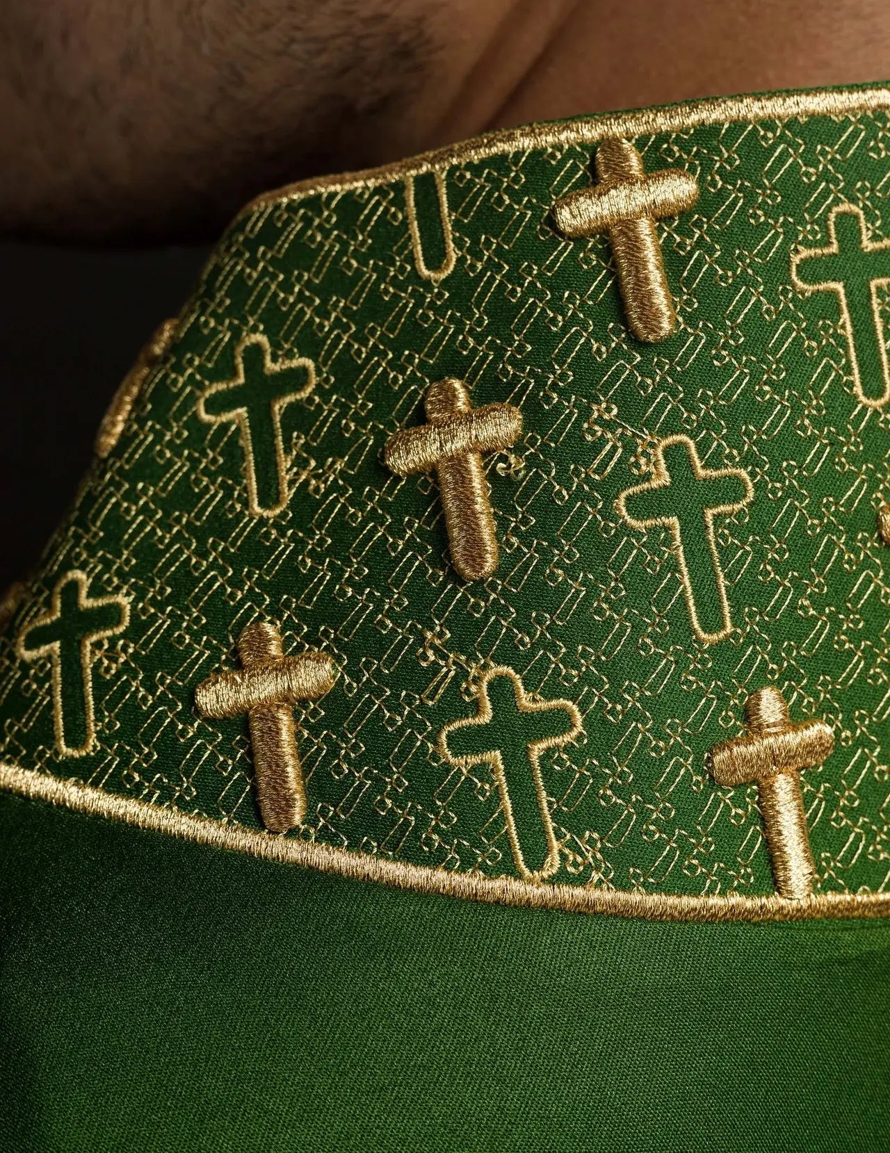 Ornat z bogato haftowanym krzyżem i kołnierzykiem w kolorze zielonym