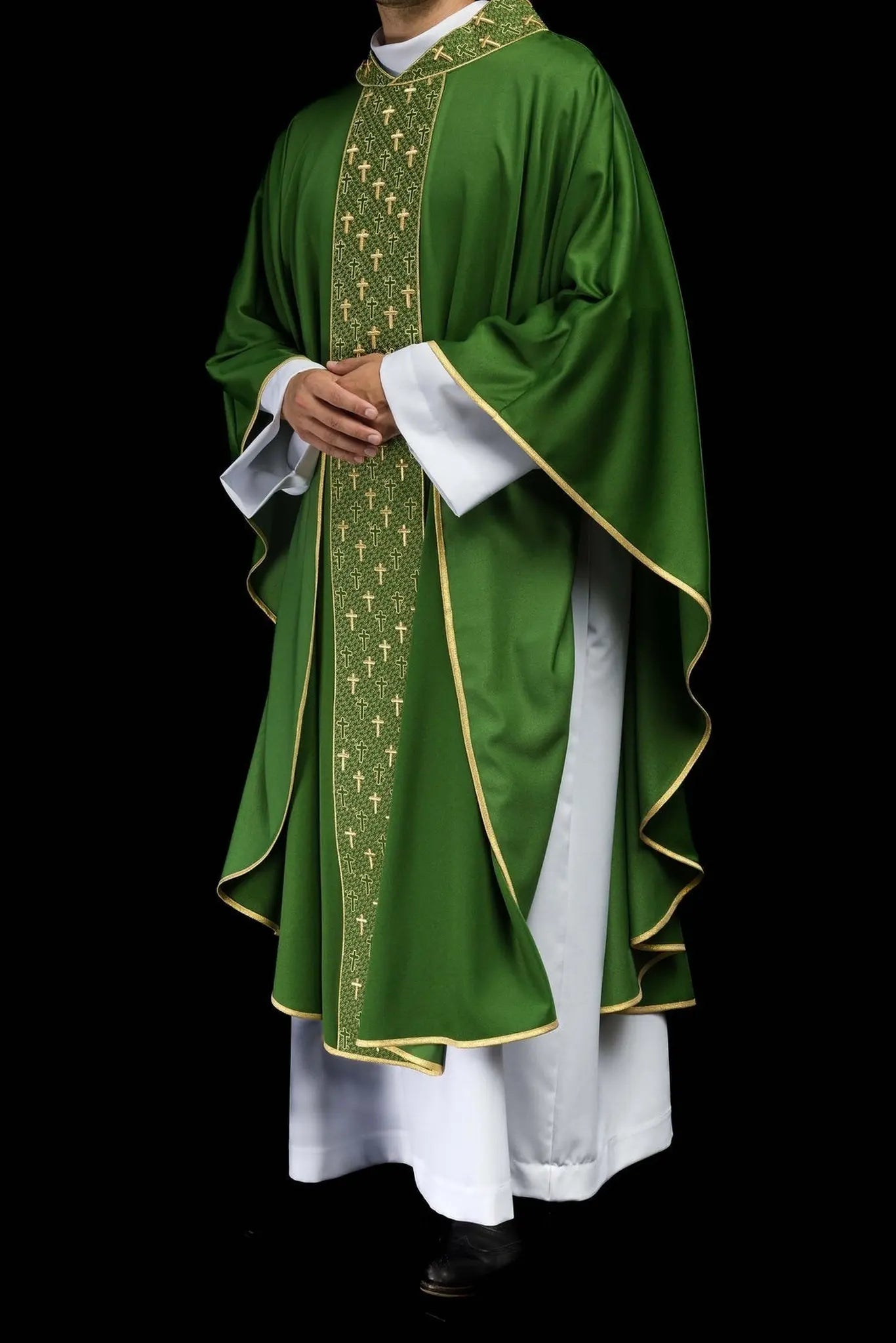 Ornat liturgiczny z bogato haftowanym pasem w krzyże zielony