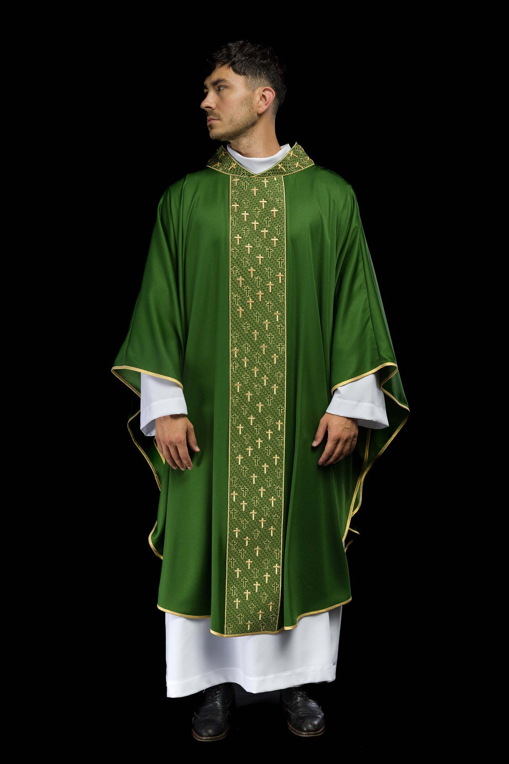 Ornat z bogato haftowanym pasem w krzyże w kolorze zielonym - ORNATY.PL