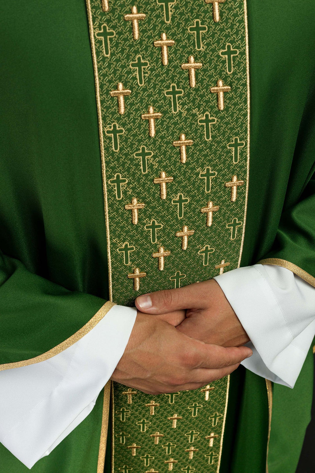 Ornat z bogato haftowanym pasem w krzyże w kolorze zielonym - ORNATY.PL