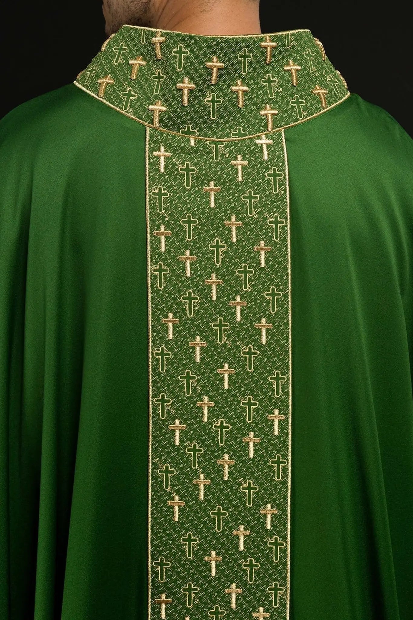 Ornat liturgiczny z bogato haftowanym pasem w krzyże zielony