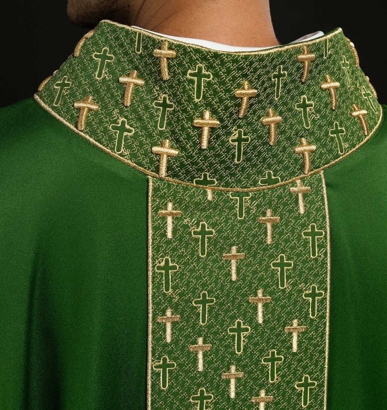 Ornat liturgiczny z bogato haftowanym pasem w krzyże zielony