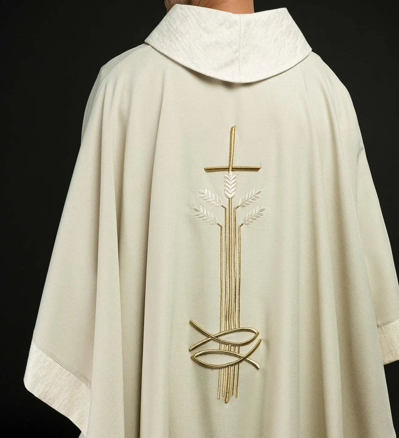 Ornat liturgiczny z motywem krzyża, kłosów i ryby