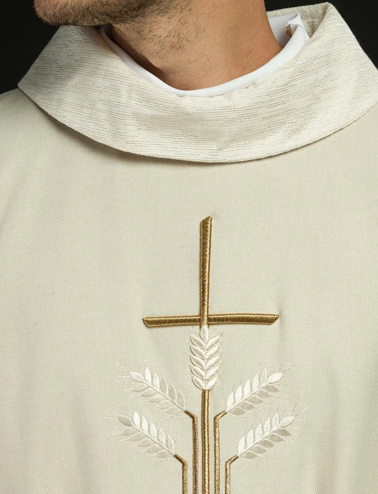 Ornat liturgiczny z motywem krzyża, kłosów i ryby