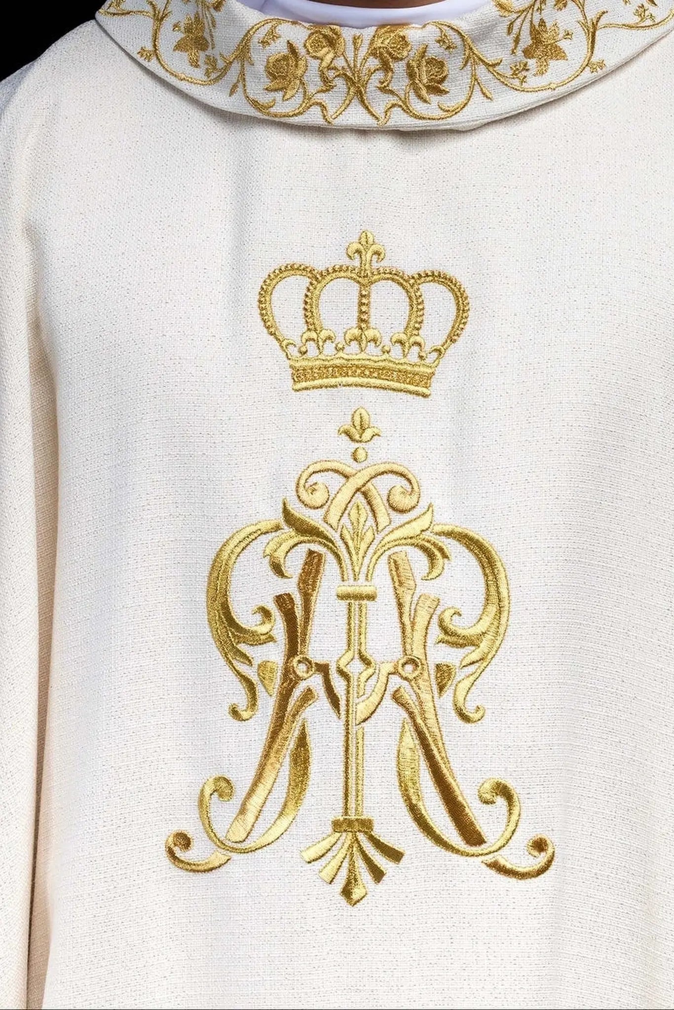 Ornat liturgiczny z haftowanym herbem maryjnym i koroną