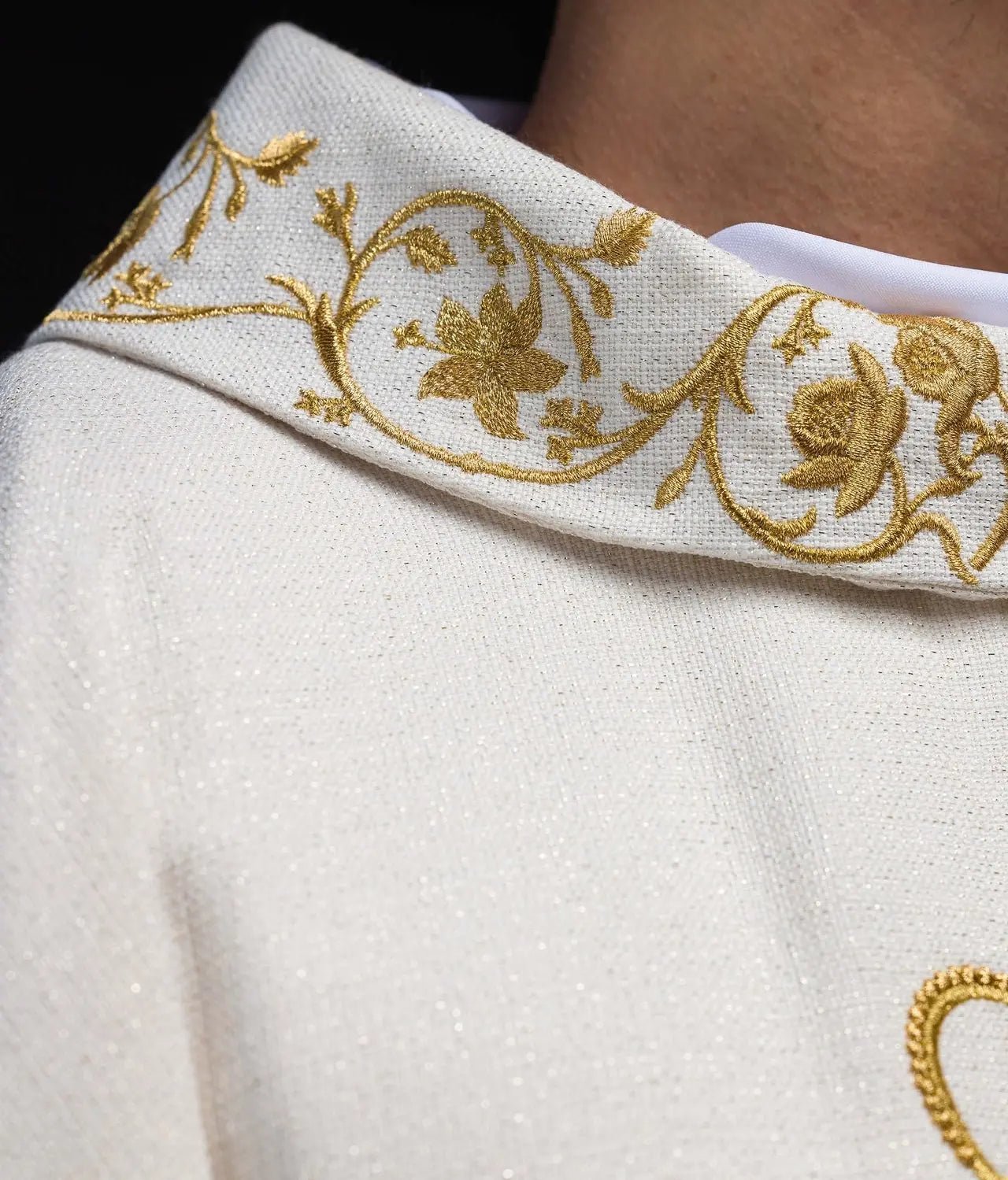 Ornat liturgiczny z haftowanym herbem maryjnym i koroną