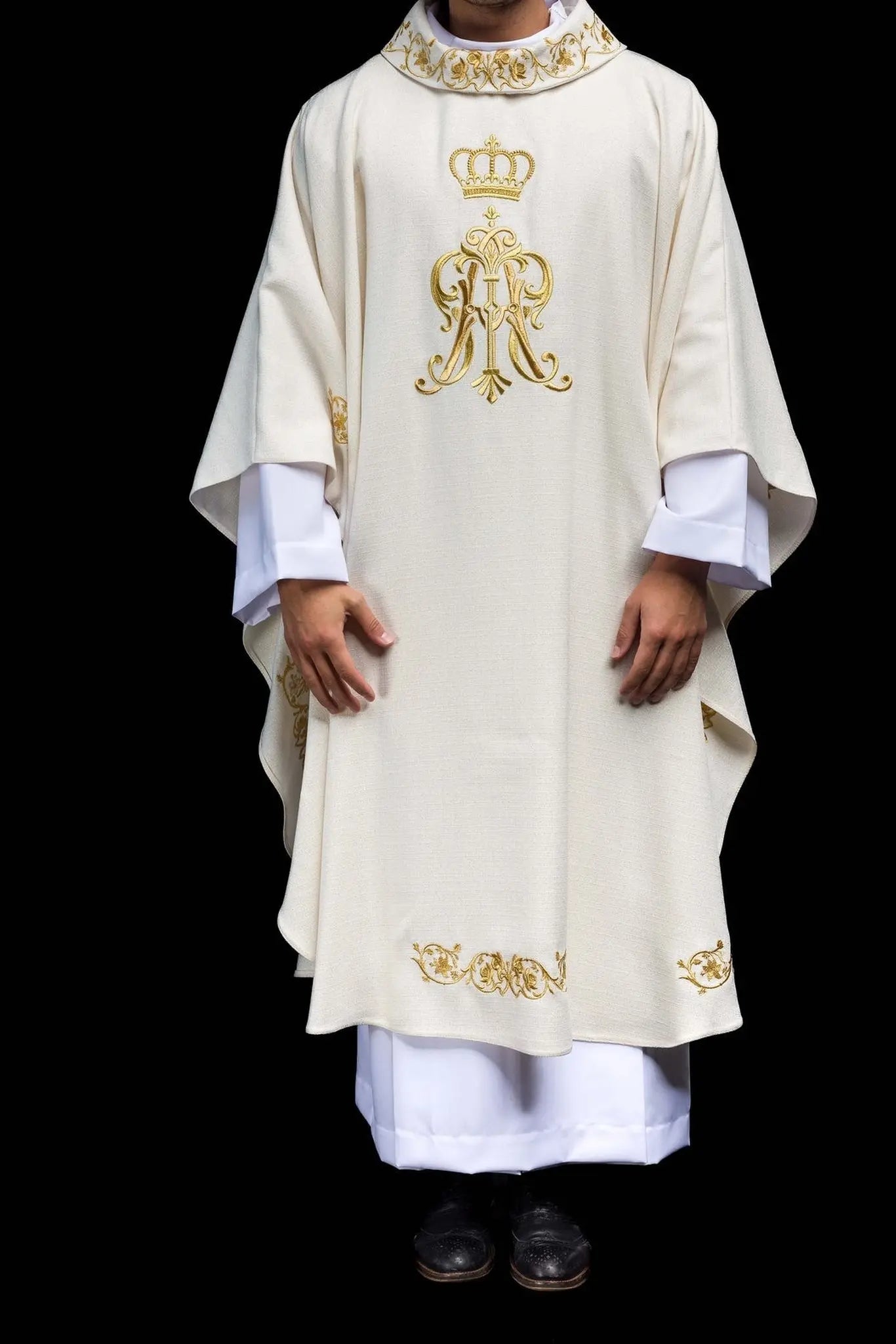 Ornat liturgiczny z haftowanym herbem maryjnym i koroną
