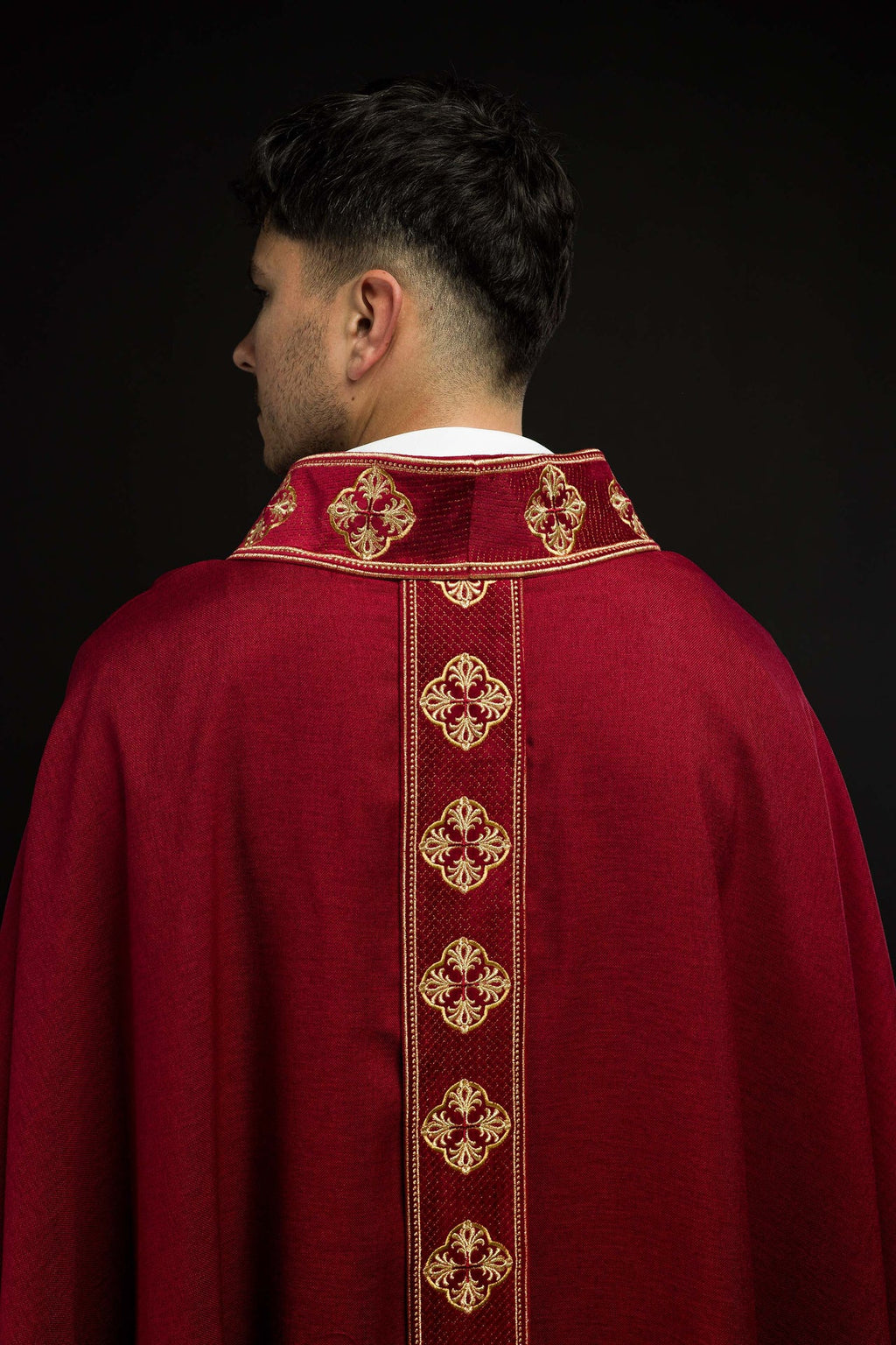 Ornat w kolorze czerwonym z haftowanym pasem i kołnierzem w krzyże - ORNATY.PL