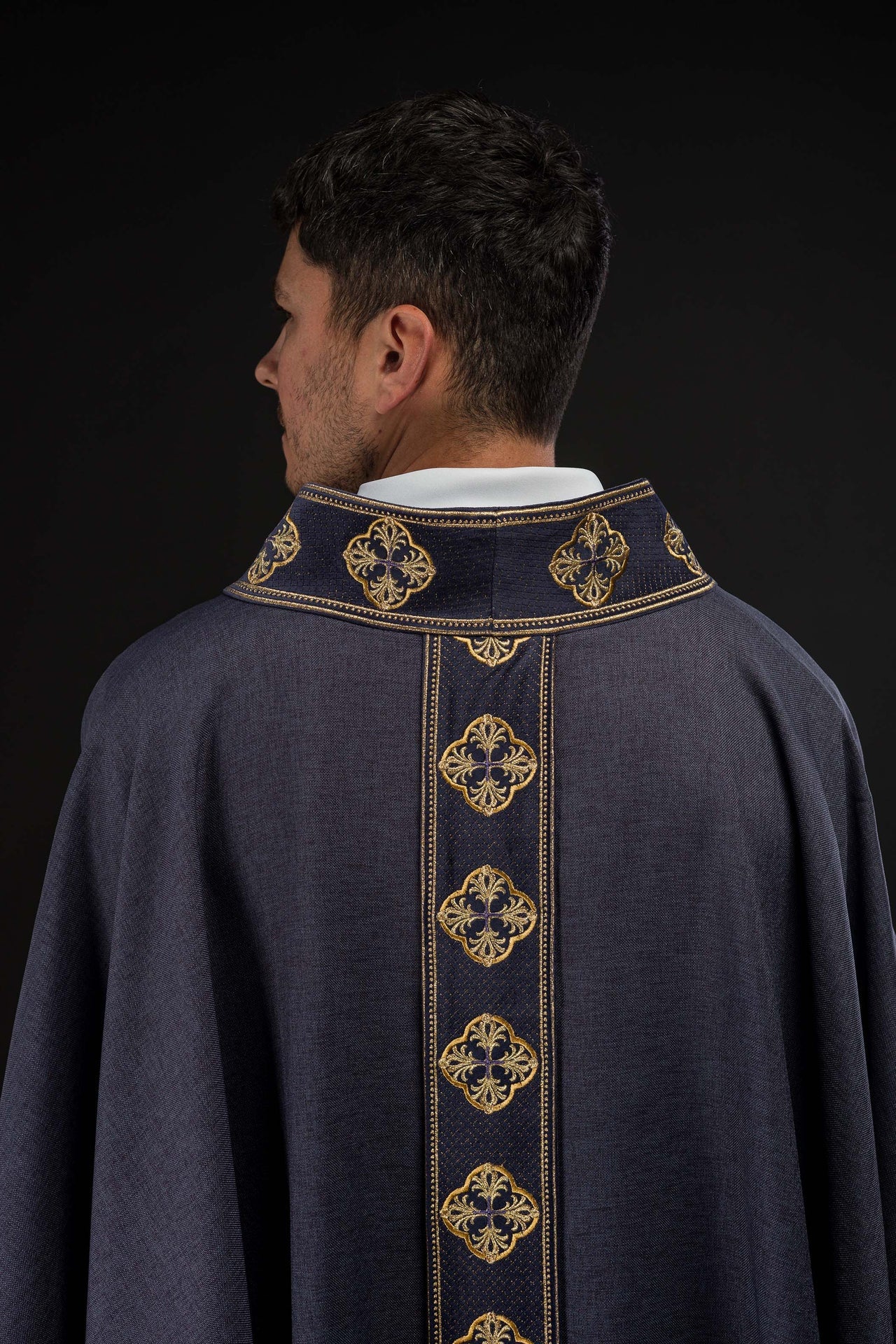 Ornat w kolorze fioletowym z haftowanym pasem i kołnierzem w krzyże - ORNATY.PL