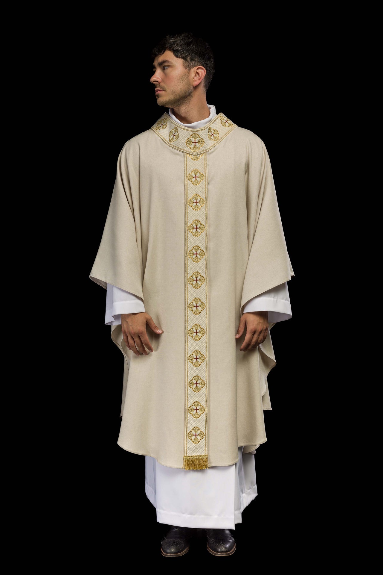 Ornat w kolorze ecru z haftowanym pasem i kołnierzem w krzyże - ORNATY.PL