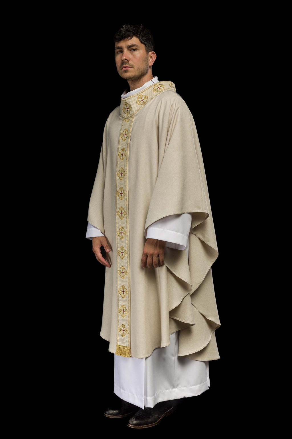 Ornat w kolorze ecru z haftowanym pasem i kołnierzem w krzyże - ORNATY.PL