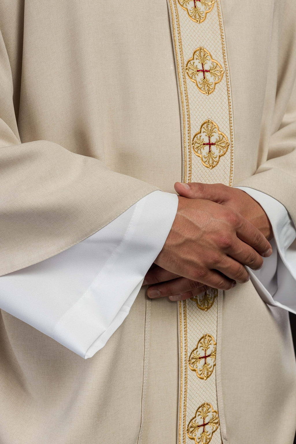 Ornat w kolorze ecru z haftowanym pasem i kołnierzem w krzyże - ORNATY.PL