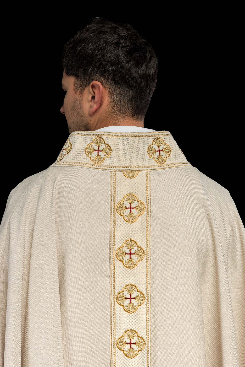 Ornat w kolorze ecru z haftowanym pasem i kołnierzem w krzyże - ORNATY.PL