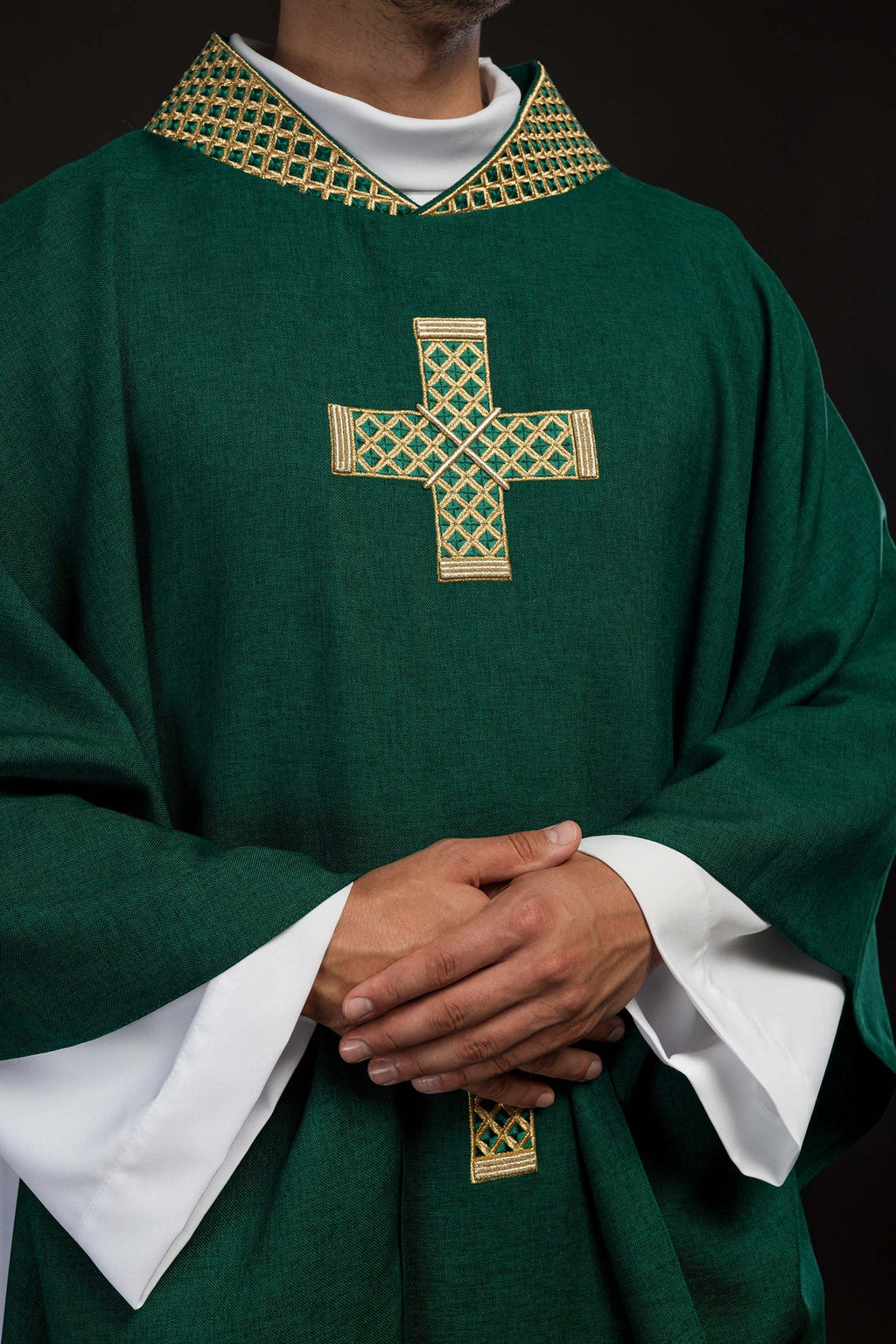 Ornat w kolorze zielonym z haftowanymi krzyżami i kołnierzem - ORNATY.PL