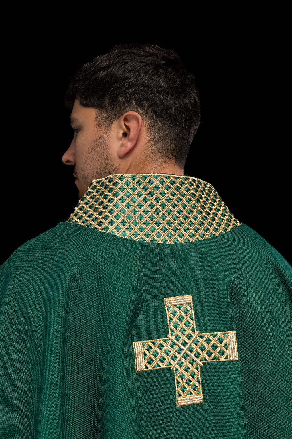 Ornat w kolorze zielonym z haftowanymi krzyżami i kołnierzem - ORNATY.PL
