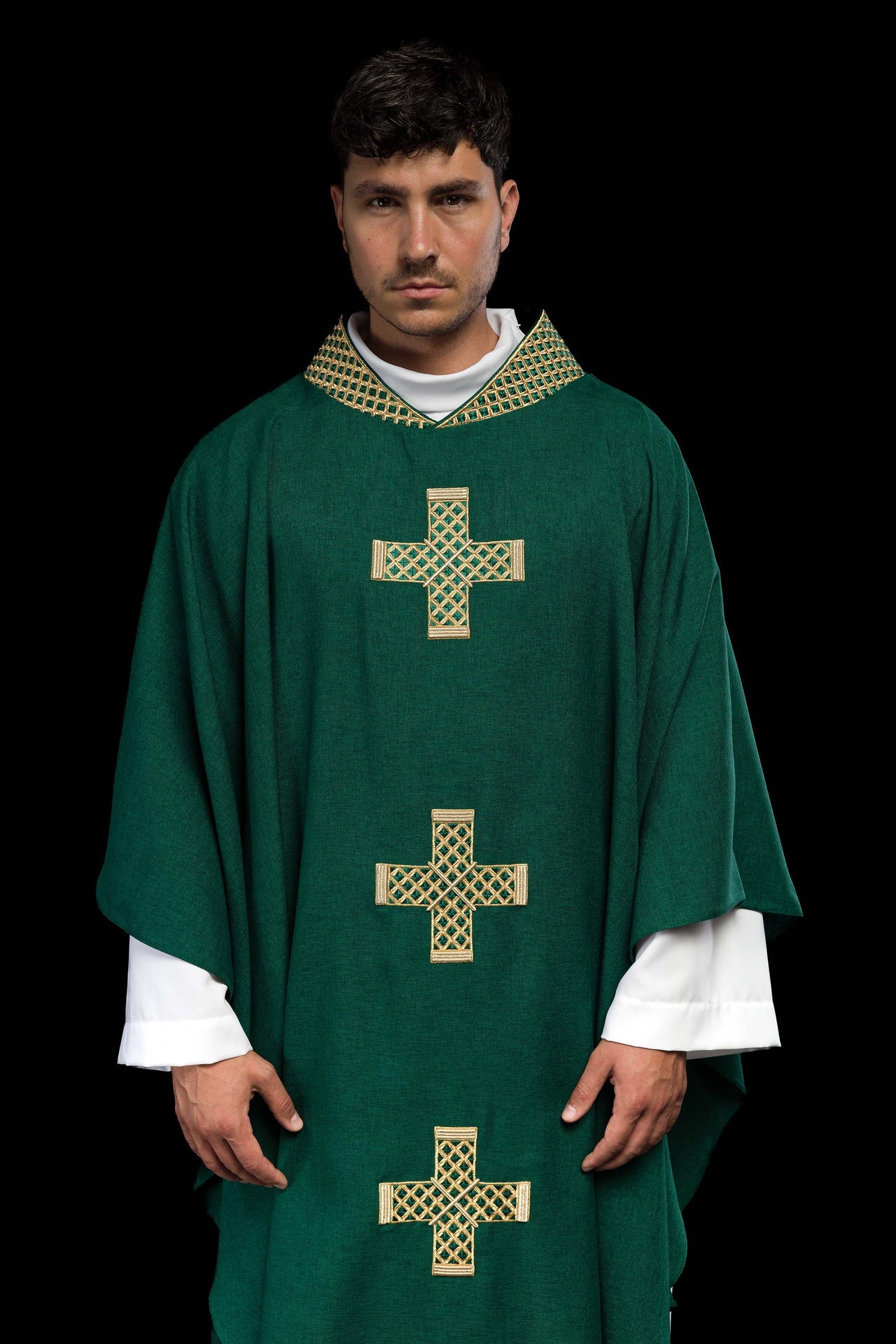 Ornat w kolorze zielonym z haftowanymi krzyżami i kołnierzem - ORNATY.PL