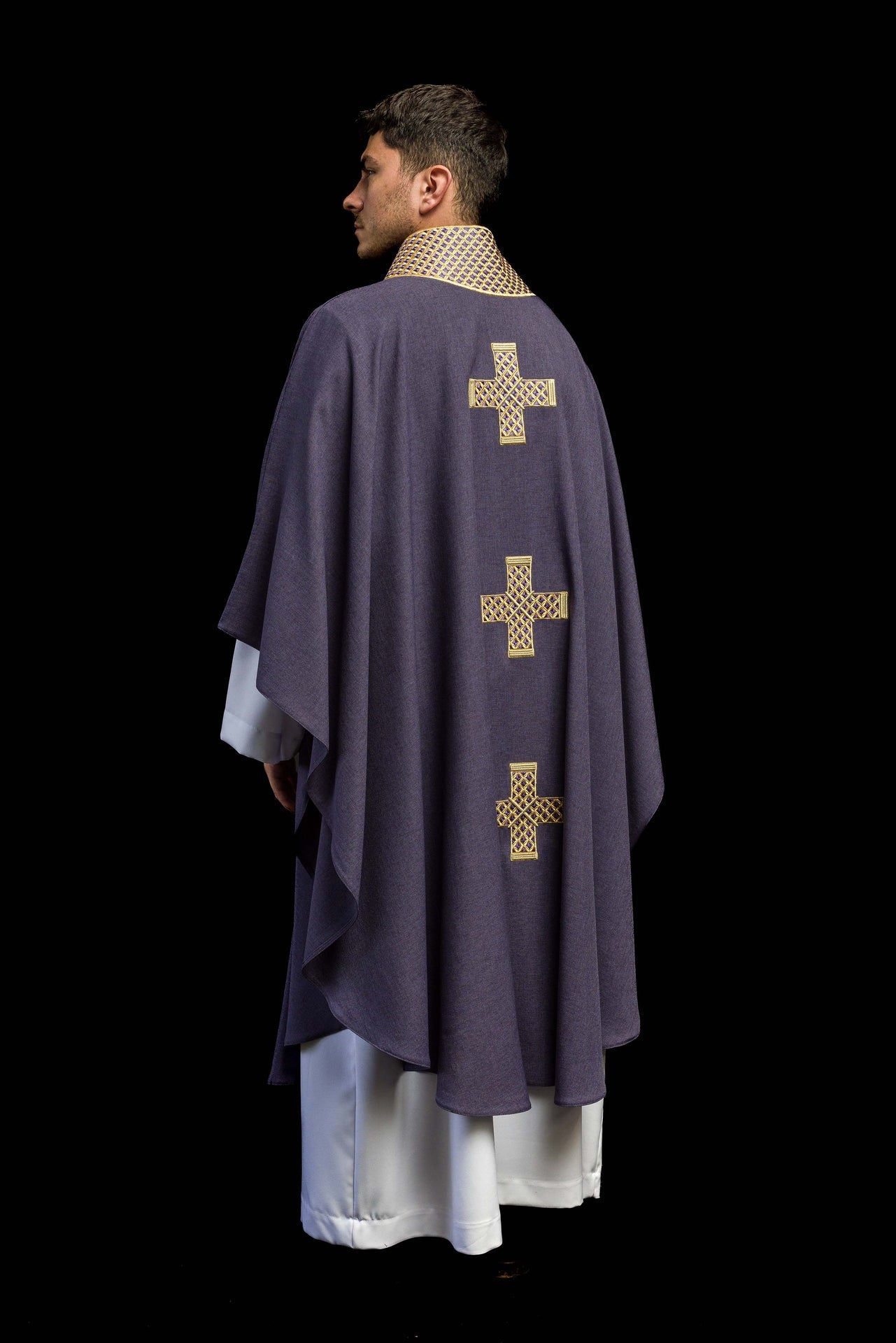 Ornat w kolorze fioletowym z haftowanymi krzyżami i kołnierzem - ORNATY.PL