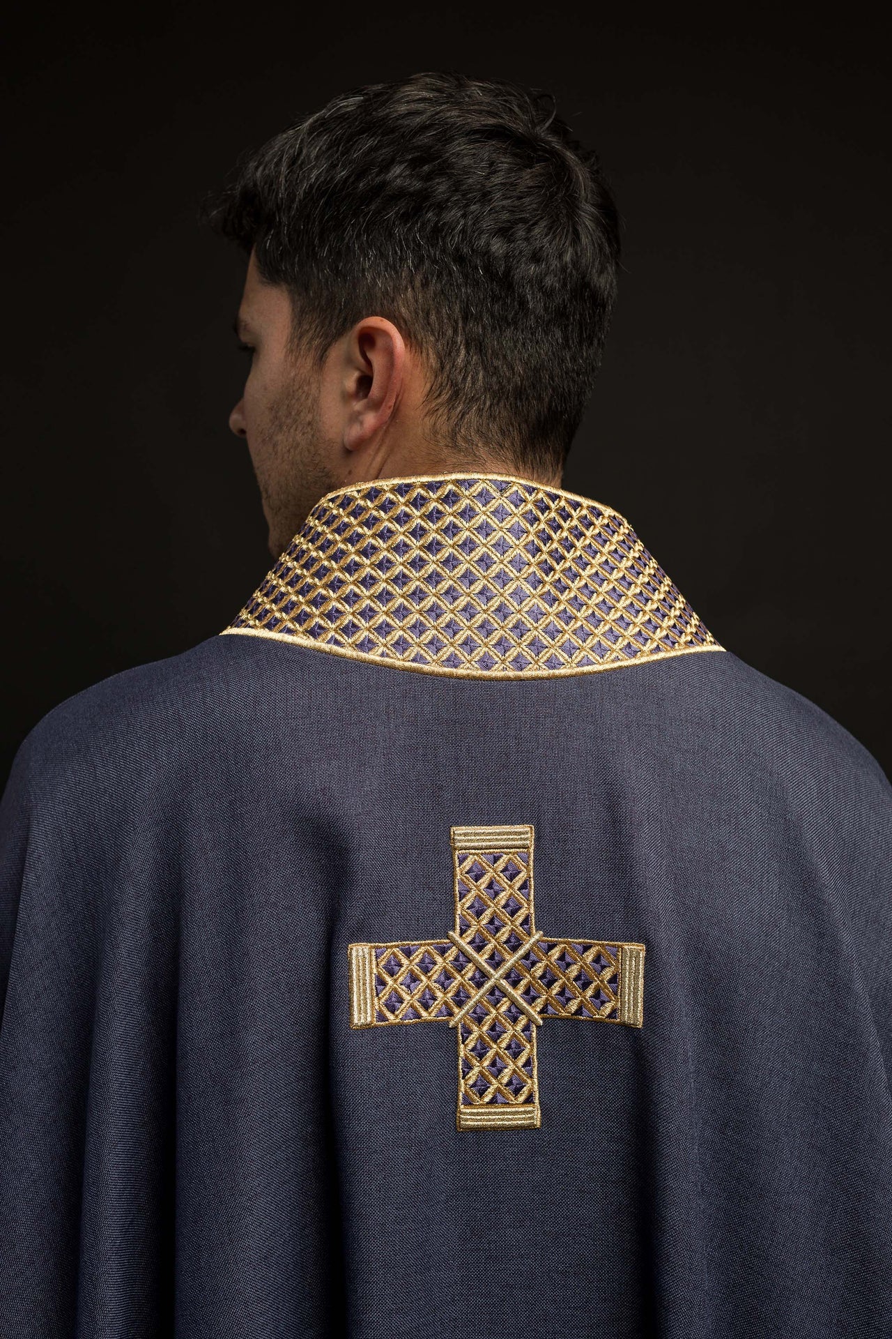 Ornat w kolorze fioletowym z haftowanymi krzyżami i kołnierzem - ORNATY.PL