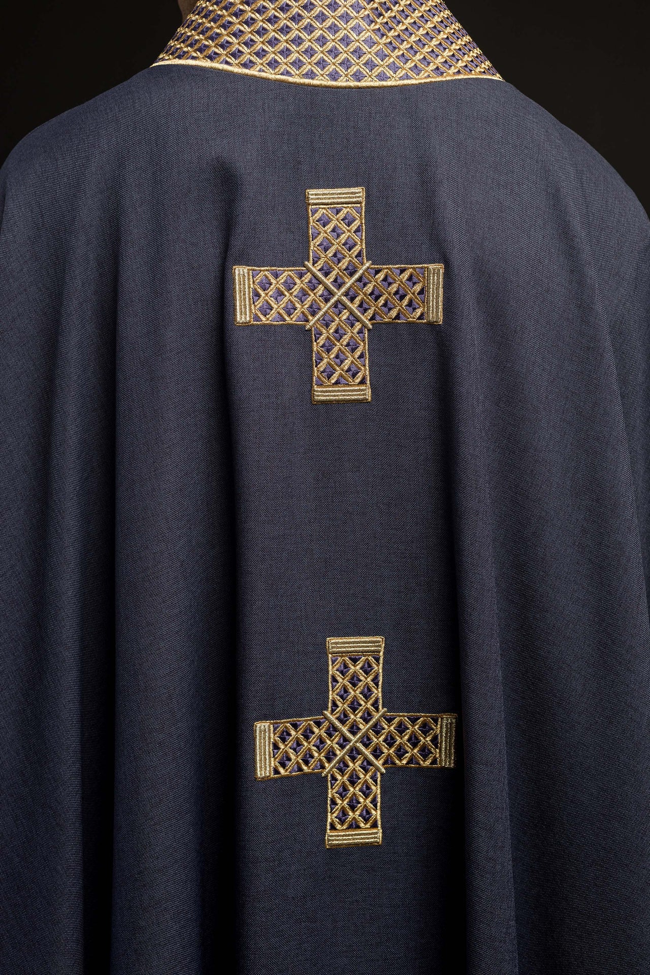 Ornat w kolorze fioletowym z haftowanymi krzyżami i kołnierzem - ORNATY.PL