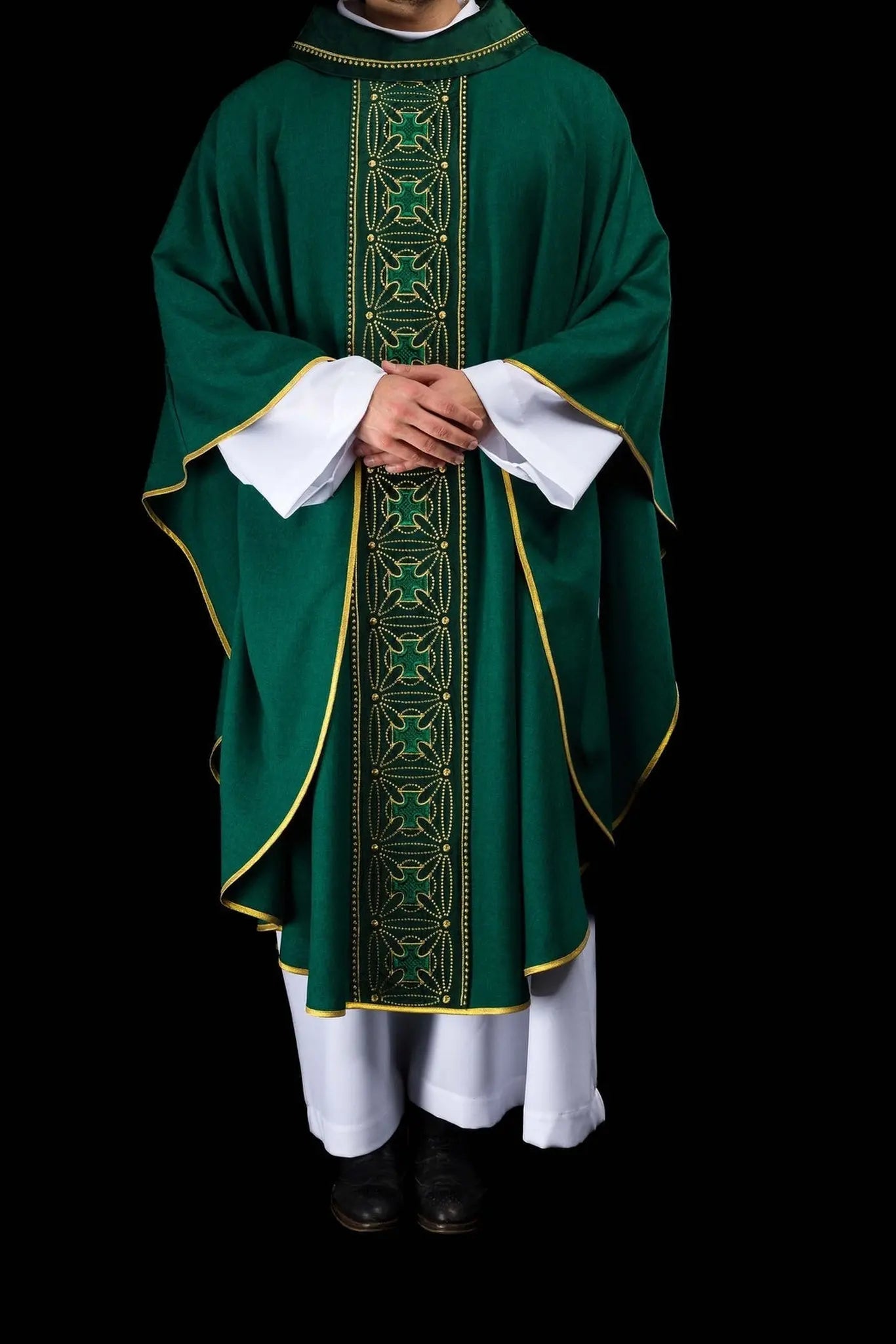 Ornat liturgiczny z bogato zdobionym pasem w krzyże w kolorze zielonym
