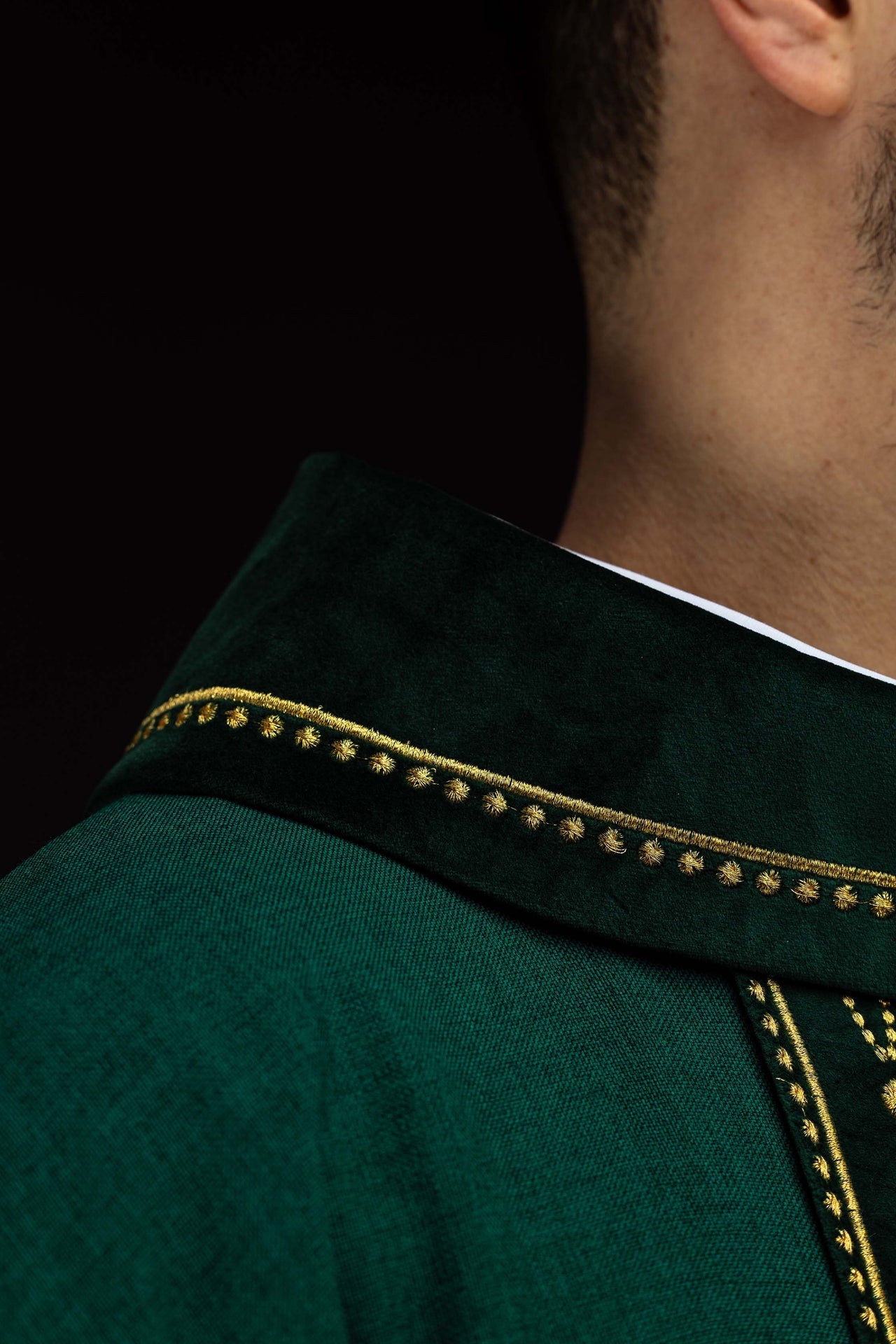 Ornat liturgiczny z bogato zdobionym pasem w krzyże w kolorze zielonym - ORNATY.PL