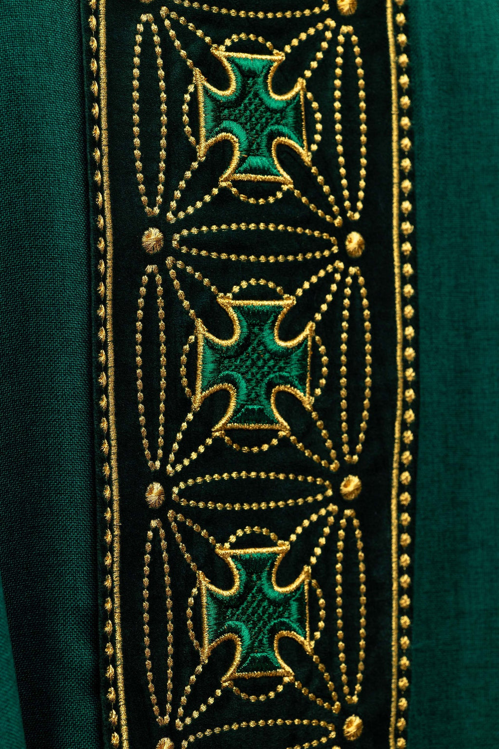 Ornat liturgiczny z bogato zdobionym pasem w krzyże w kolorze zielonym - ORNATY.PL