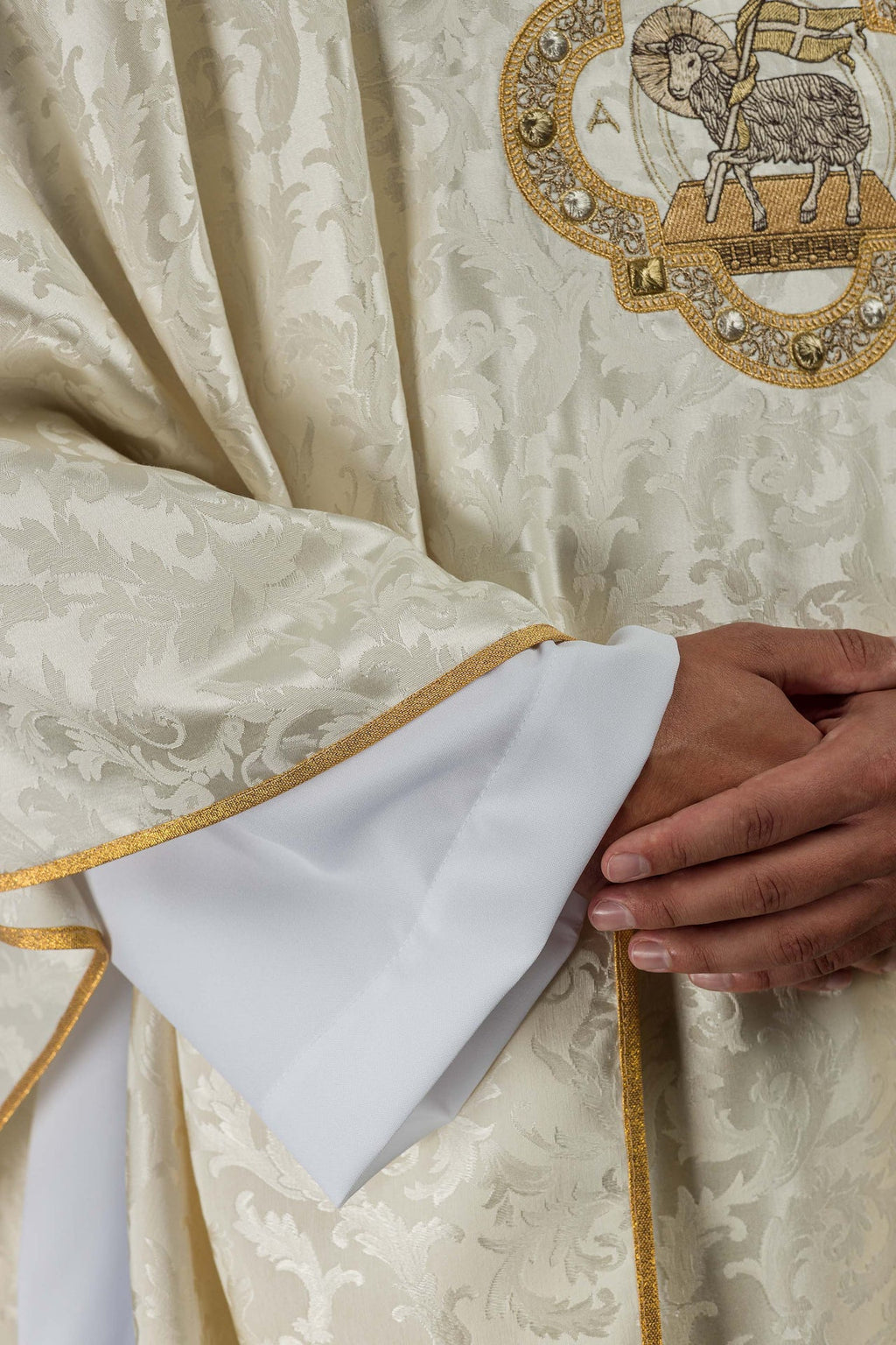 Ornat z barankiem wielkanocnym uszyty na ozdobnej tkaninie - ORNATY.PL